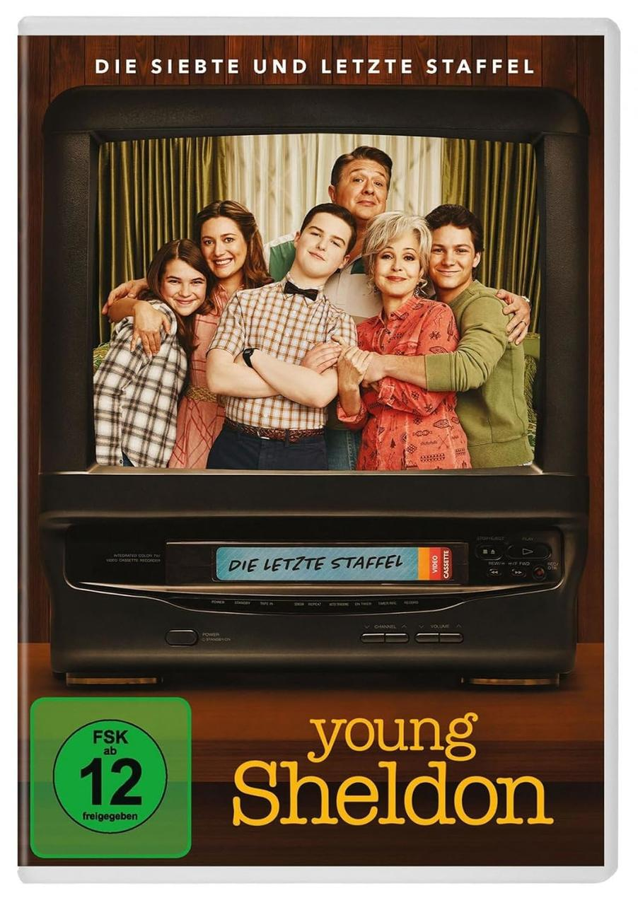 DVD-Cover für 'Young Sheldon' zeigt die Besetzung vor einem Retro-TV-Gerät. Grünes FSK 12-Logo ist sichtbar.