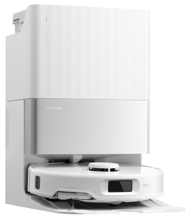 Osoba trzymająca złożone czarne słuchawki w torbie.