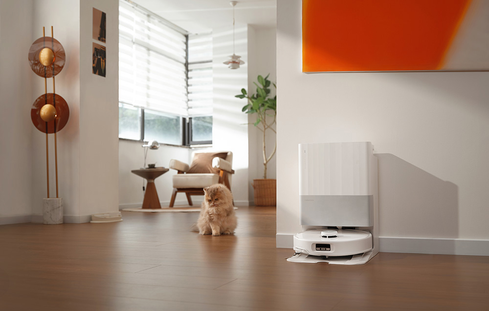 Czarny telefon w czarnym etui.