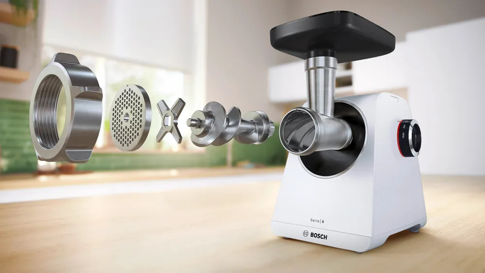 Rozłożona maszynka do mięsa pokazująca części. Czarno-białe, logo Bosch i jasne zielone tło.