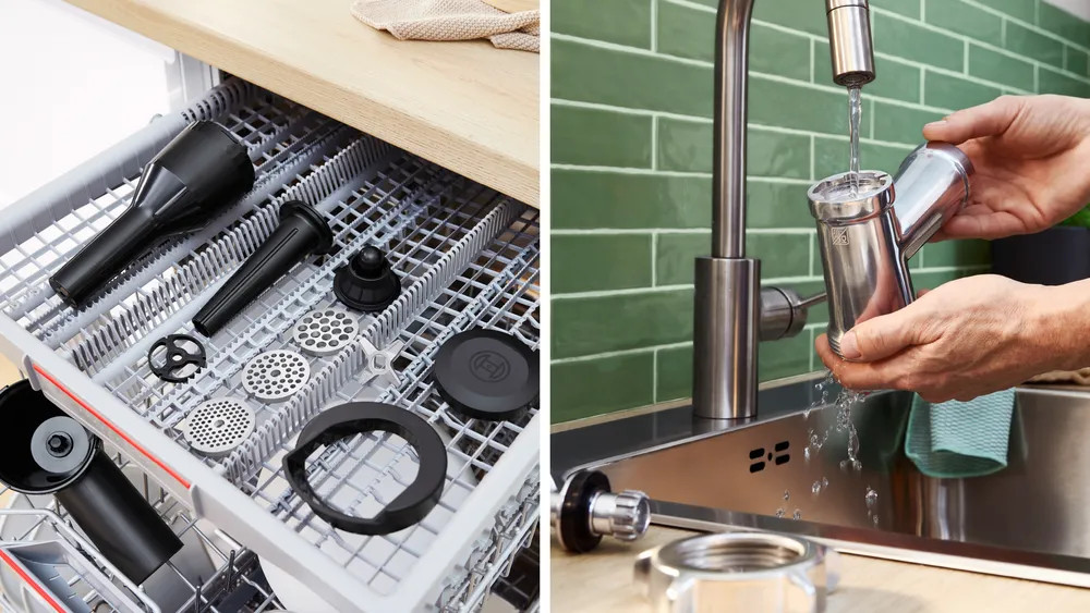 Części zmywarki w szufladzie i osoba płucząca część pod kranem.