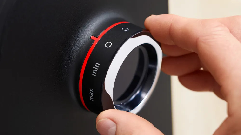 Słuchawki na walizce z tekstem o podróżach.