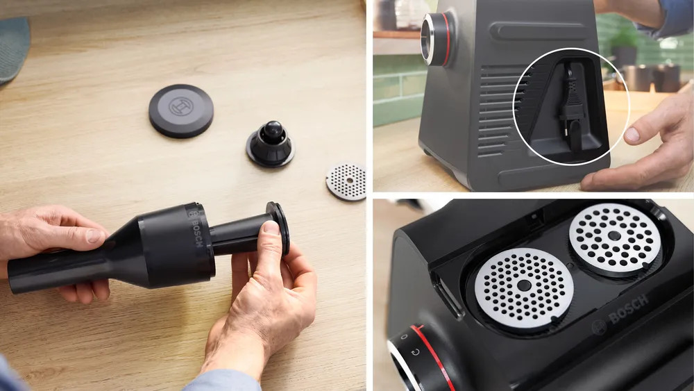 Osoba montuje części robota kuchennego na drewnianej powierzchni.