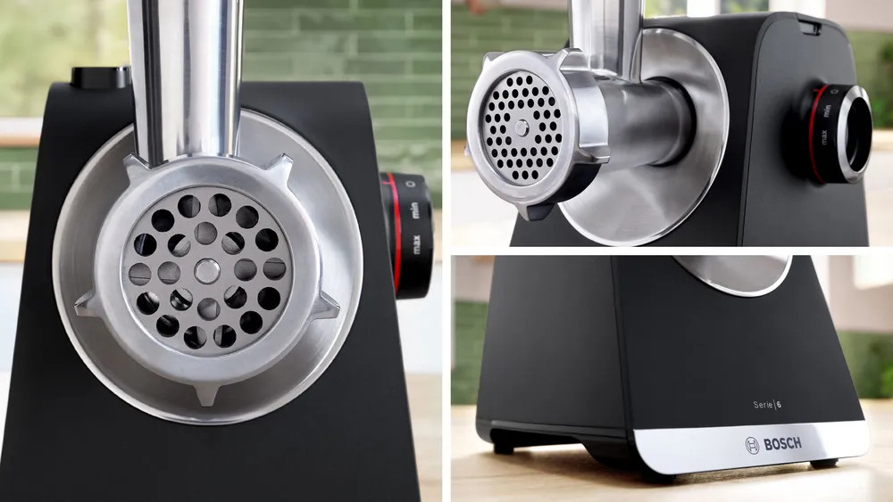 Czarny i srebrny ekspres do kawy z pojemnikiem na mleko i szklanką.