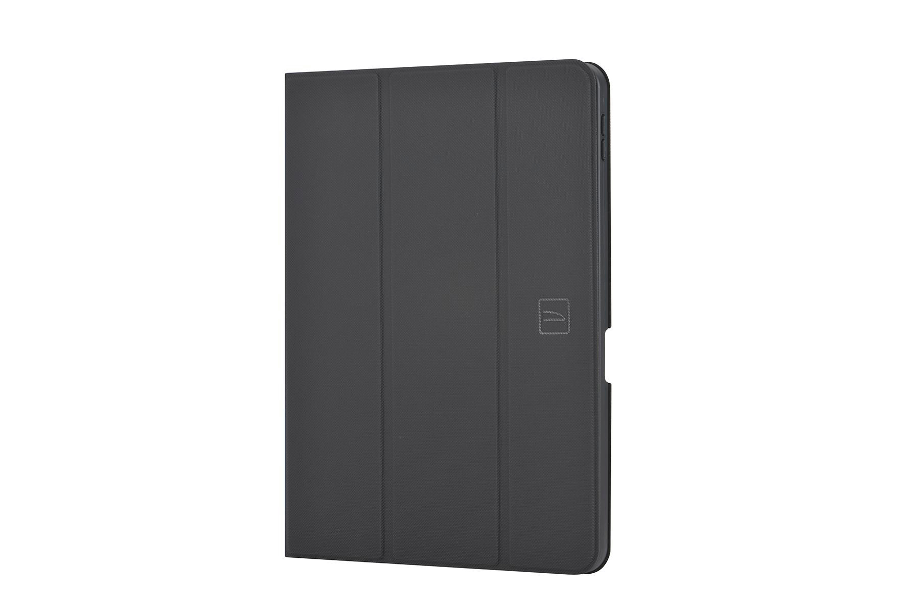 Eine geschlossene Tablet-Hülle, schwarz, mit einem einfachen Logo darauf.