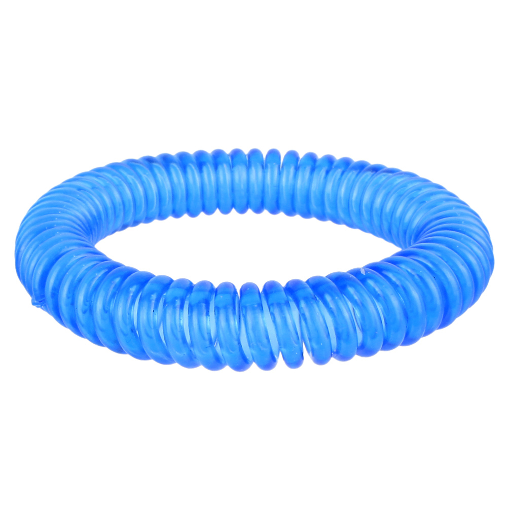 Tubo flexible azul en forma de espiral. Fondo blanco.