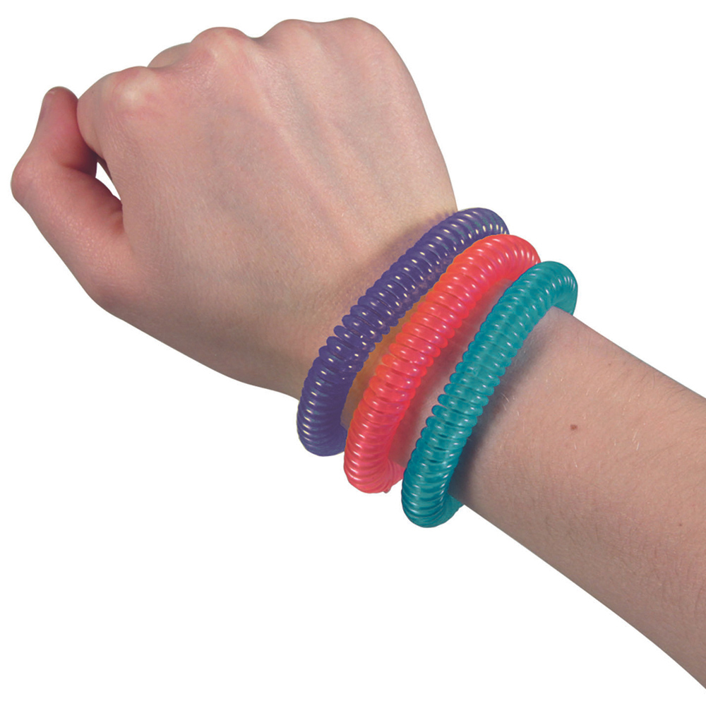 Primer plano de una mano con tres pulseras de espiral coloridas: morada, roja y turquesa.