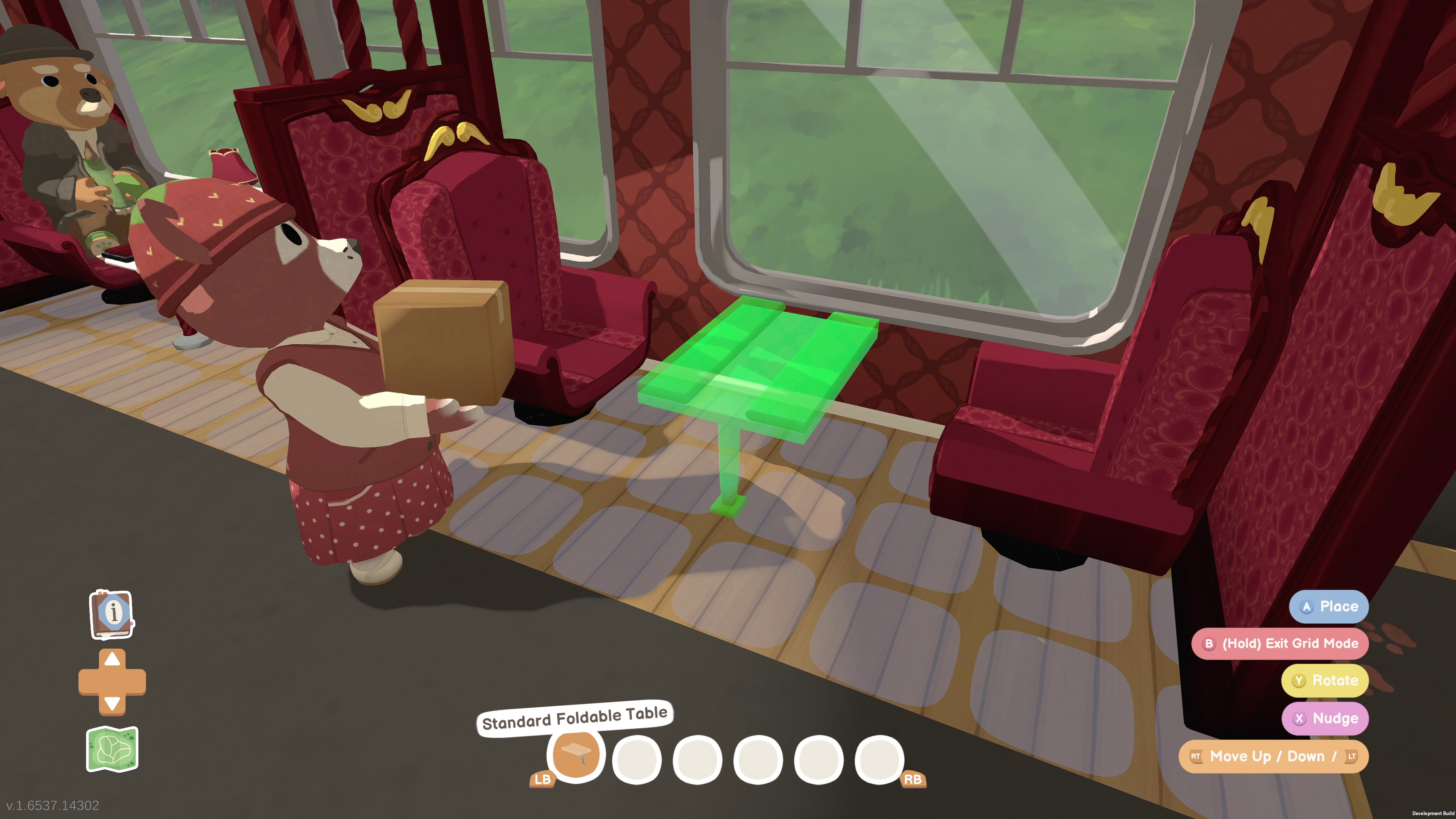 Spielszene in einem Zugwagen mit Bärenfigur, die ein Paket und einen Tisch hält.