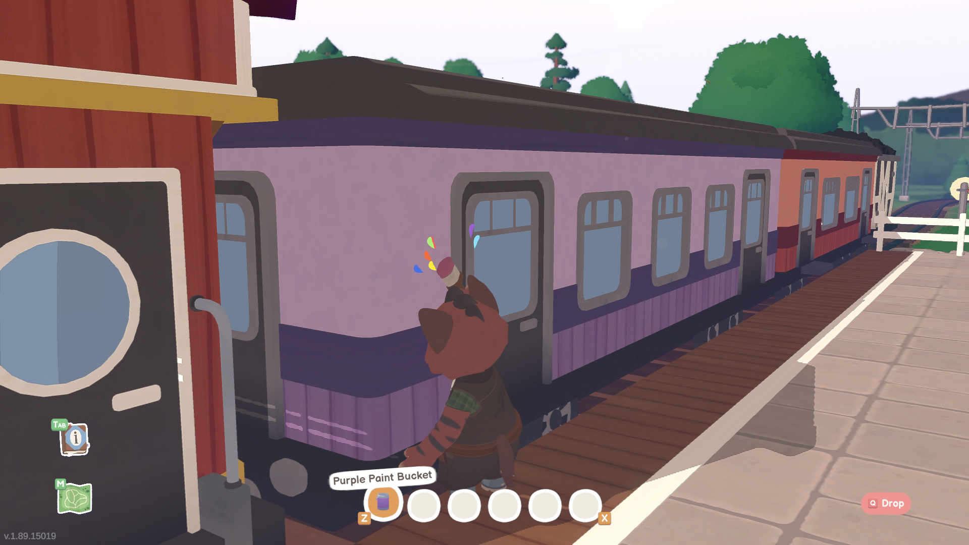 Eine Cartoon-Katze bemalt einen lilafarbenen Eisenbahnwaggon. Der Zug steht an einem Bahnhof.