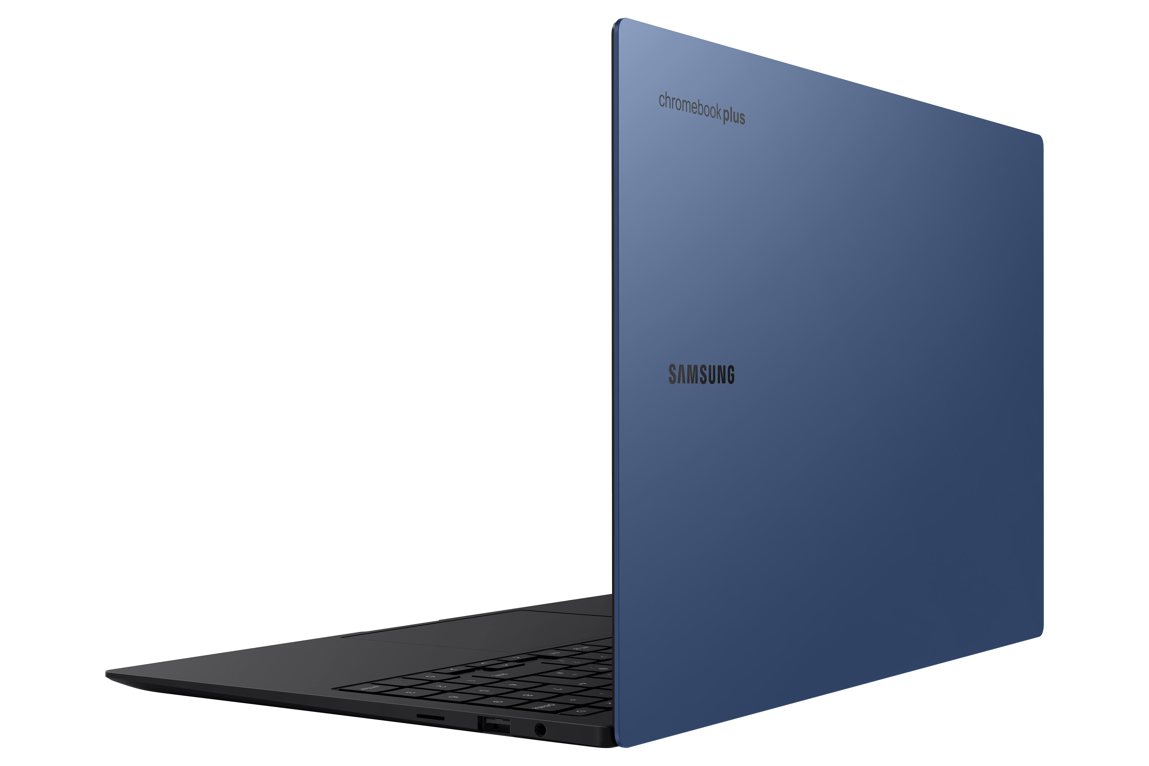 Ein blaues Samsung Chromebook Plus Laptop, geöffnet. Der Markenname ist sichtbar.