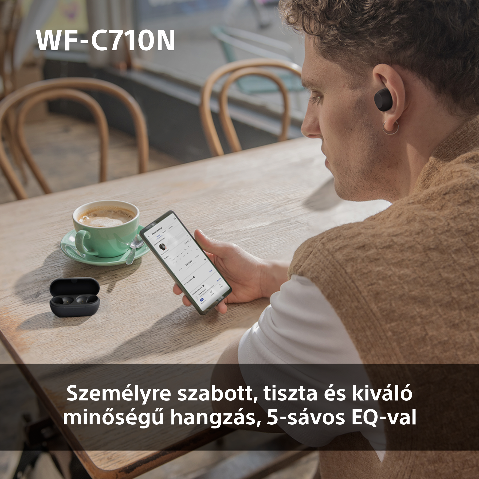 Egy férfi fülhallgatóval a fülében nézi a telefonját, a termék nevével felül.