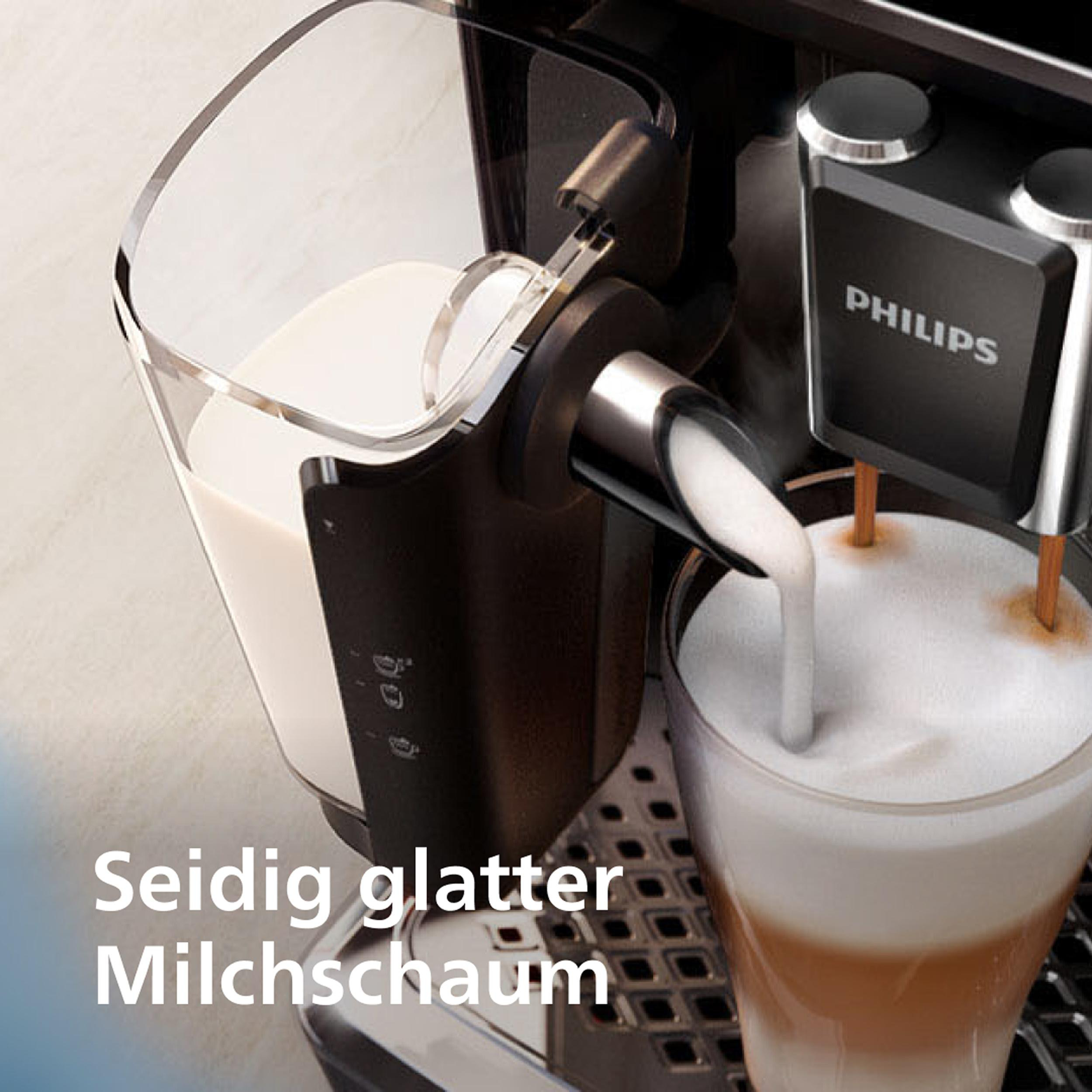 Kaffeemaschine gießt Milchschaum in ein Glas, Text: 'Seidig glatter Milchschaum'.