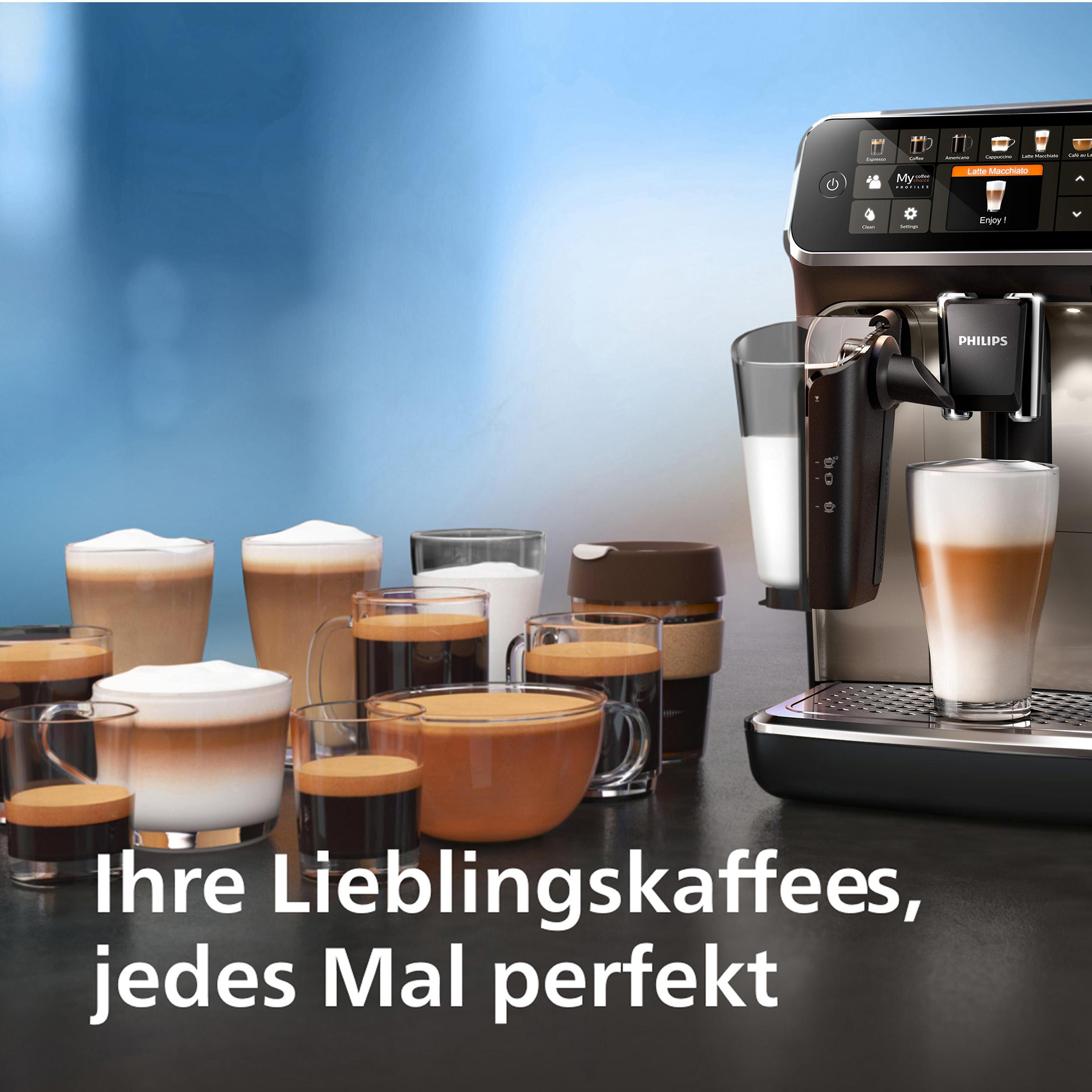 Eine Kaffeemaschine mit verschiedenen Kaffeetassen und Gläsern auf der Theke. Text auf Deutsch.
