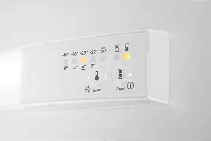 Nahaufnahme des Bedienfelds eines Kühlschranks mit Temperatureinstellungen und Lichtern.