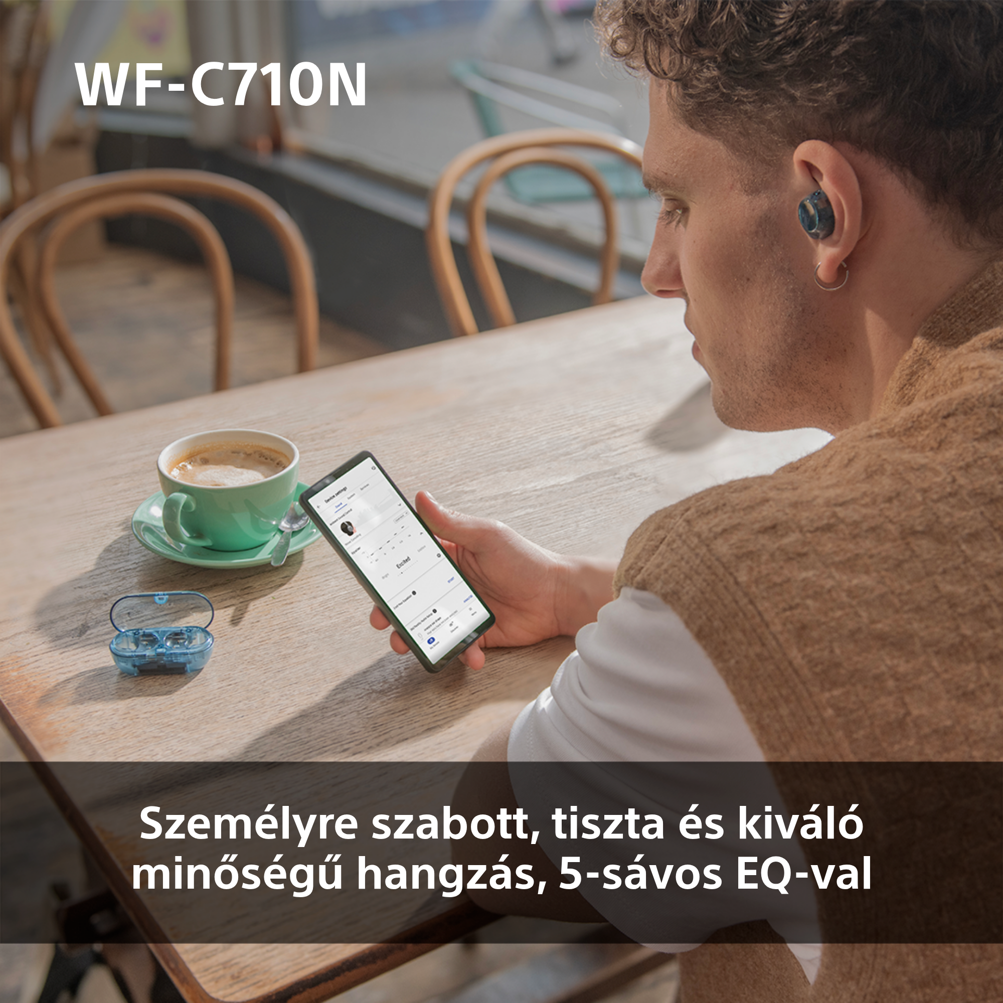 Férfi telefont használ fülhallgatóval, szöveg: 'Személyre szabott, tiszta és kiváló minőségű hangzás'.
