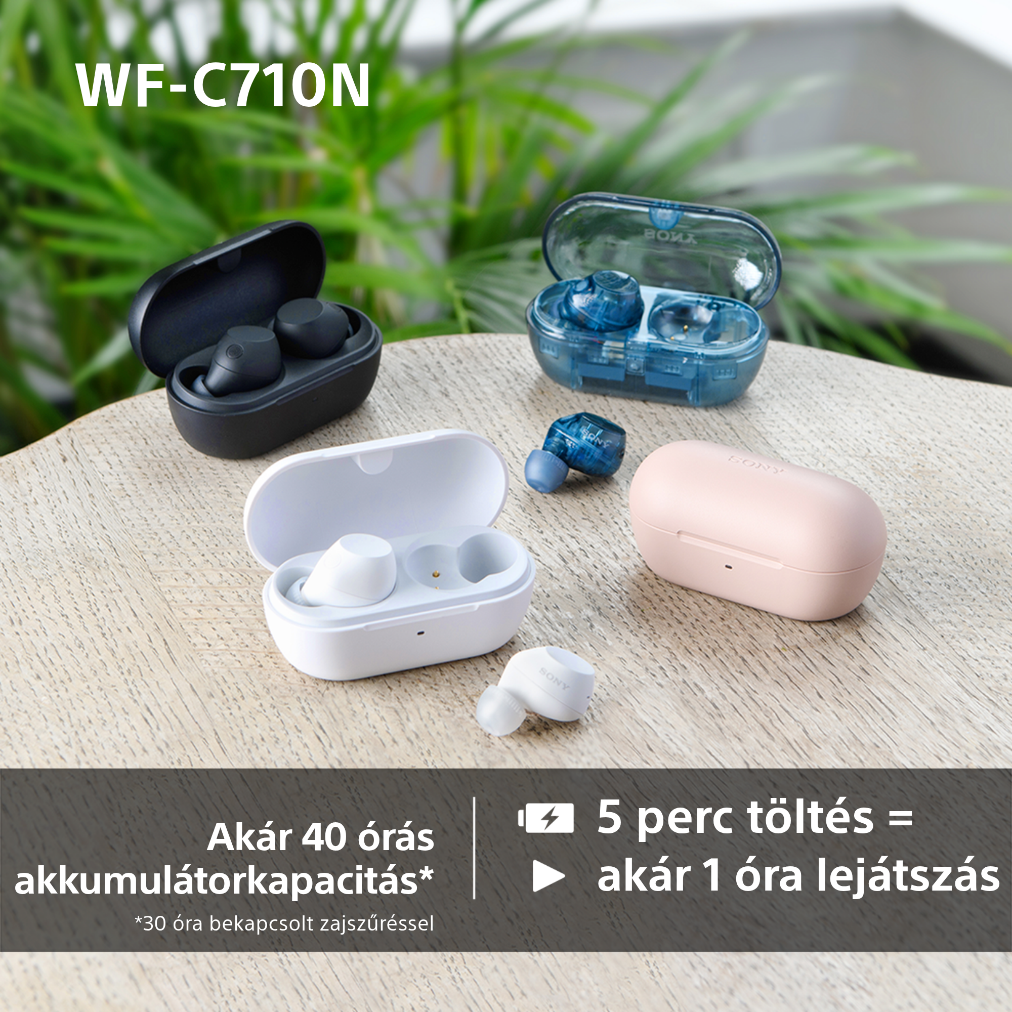 Fülhallgatók tokokban, fehér, fekete, kék és rózsaszín. Faasztalon.
