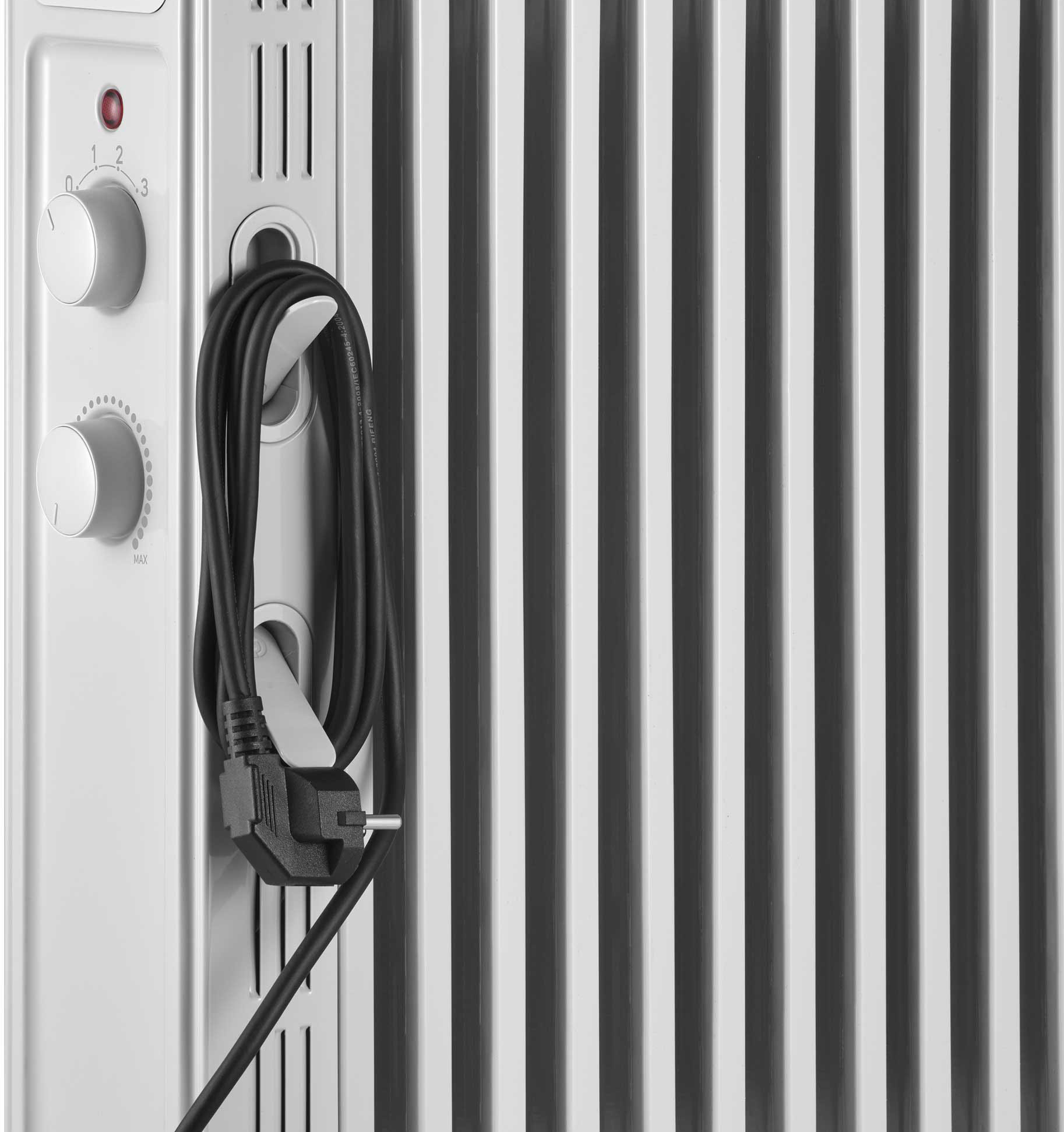 Ezüst elektromos fűtőtest vezérlőgombokkal és fekete tápkábellel.