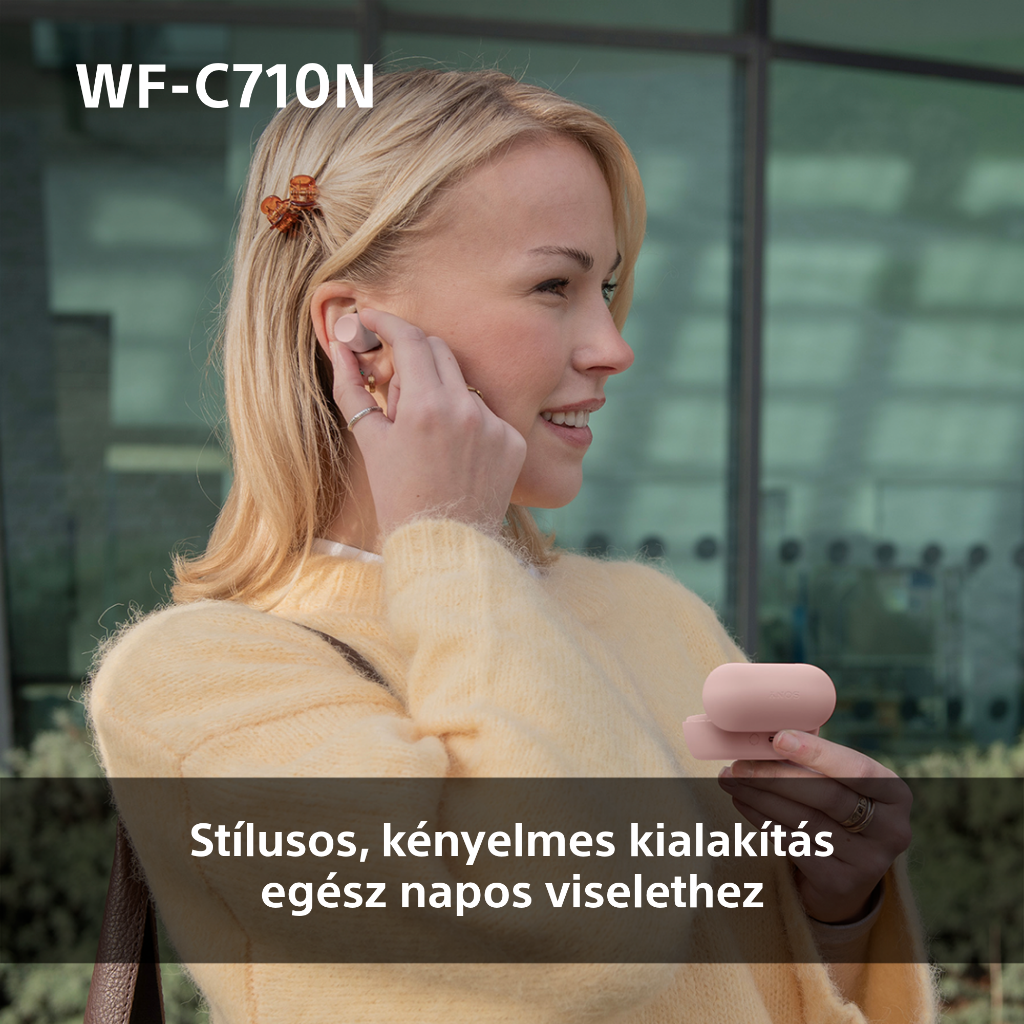 Rózsaszín fülhallgatót viselő nő, mosolyog. Szöveg: Stílusos, kényelmes design egész napos viseletre.