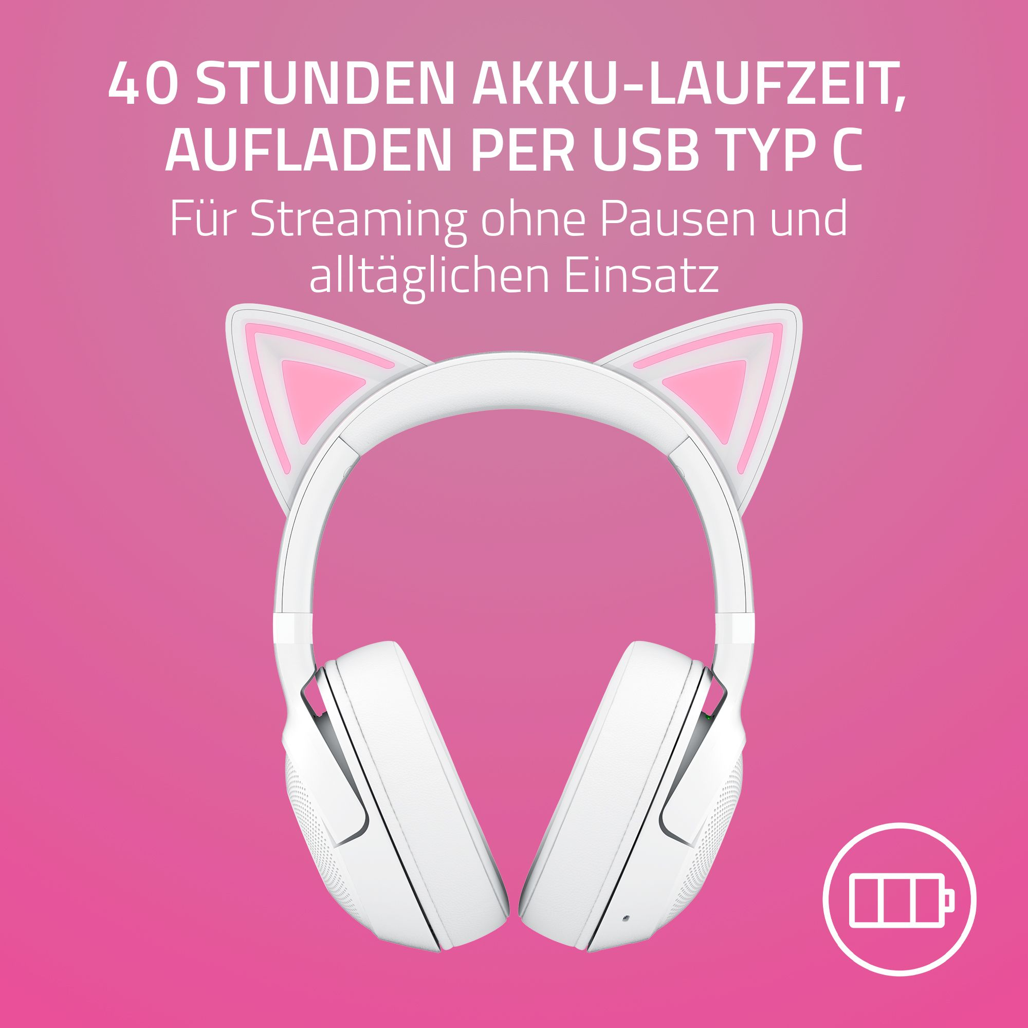Hand, die Fotos hält, mit einer weißen Tastatur und einer Pflanze im Hintergrund.