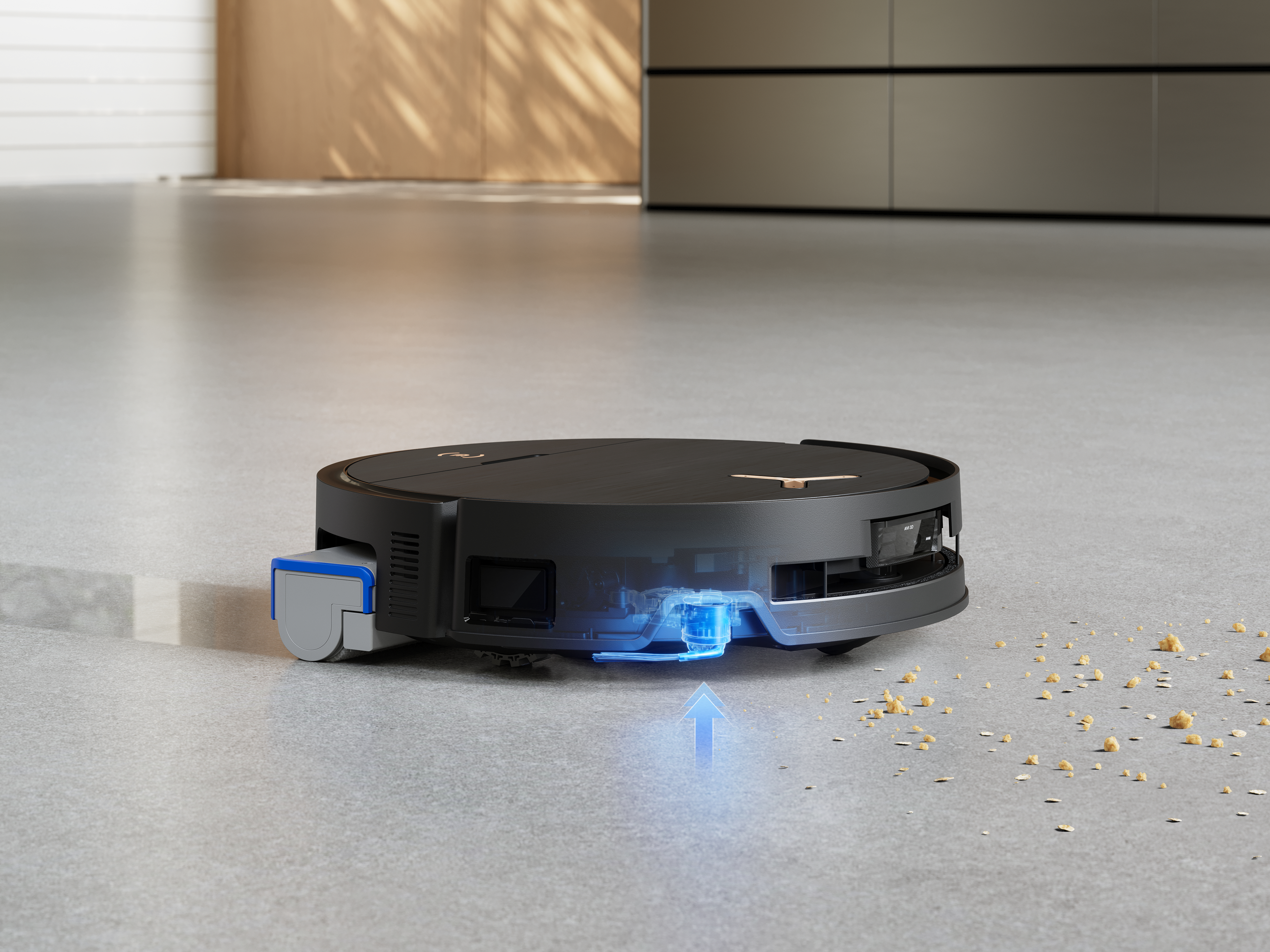 Ein schwarzer Roboter-Staubsauger auf grauem Boden. Ein blauer Pfeil zeigt die Reinigungsaktion an. Krümel auf dem Boden.