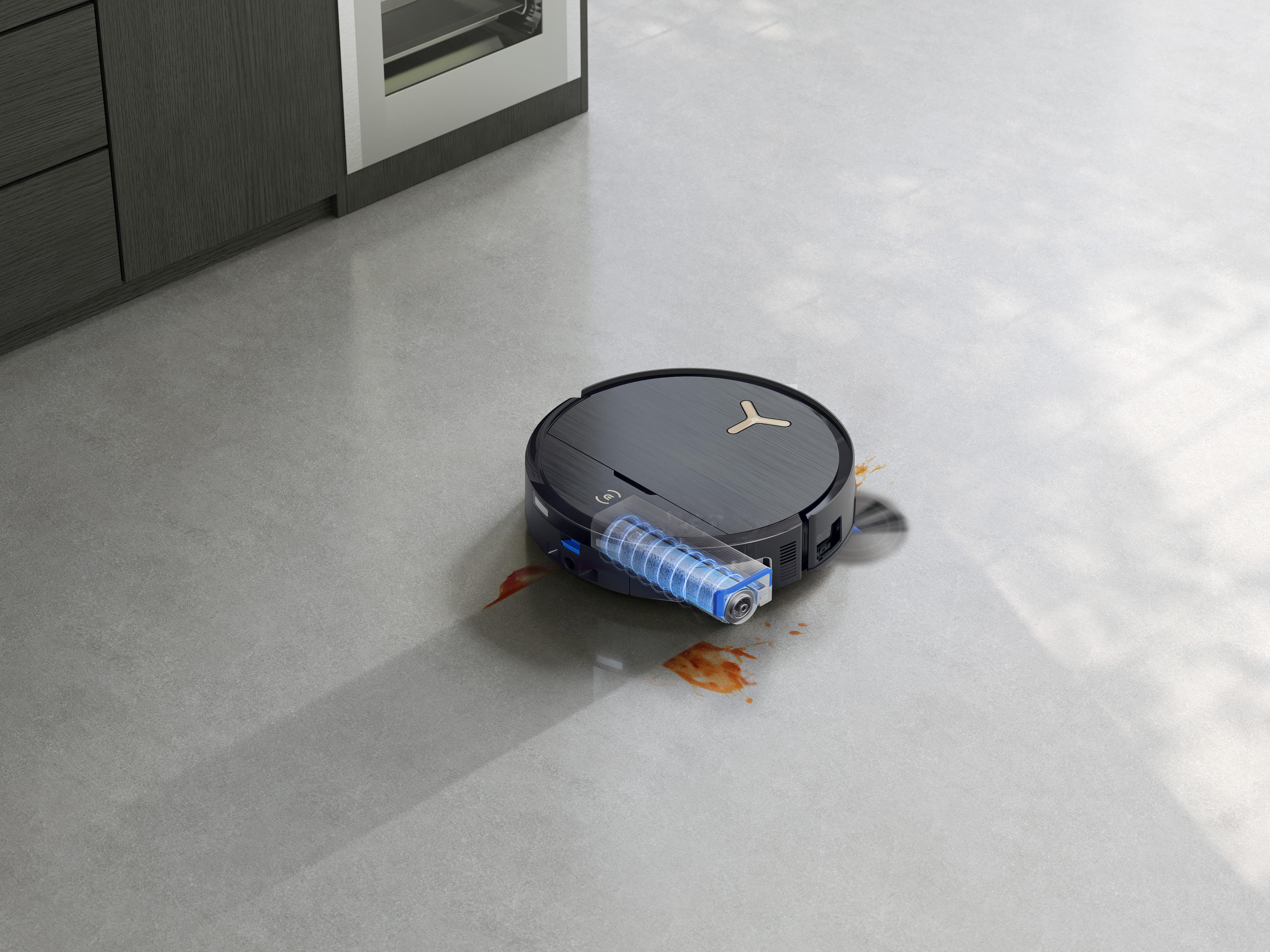 Roboter-Staubsauger reinigt einen Boden, mit einem verschütteten roten Flüssigkeit.