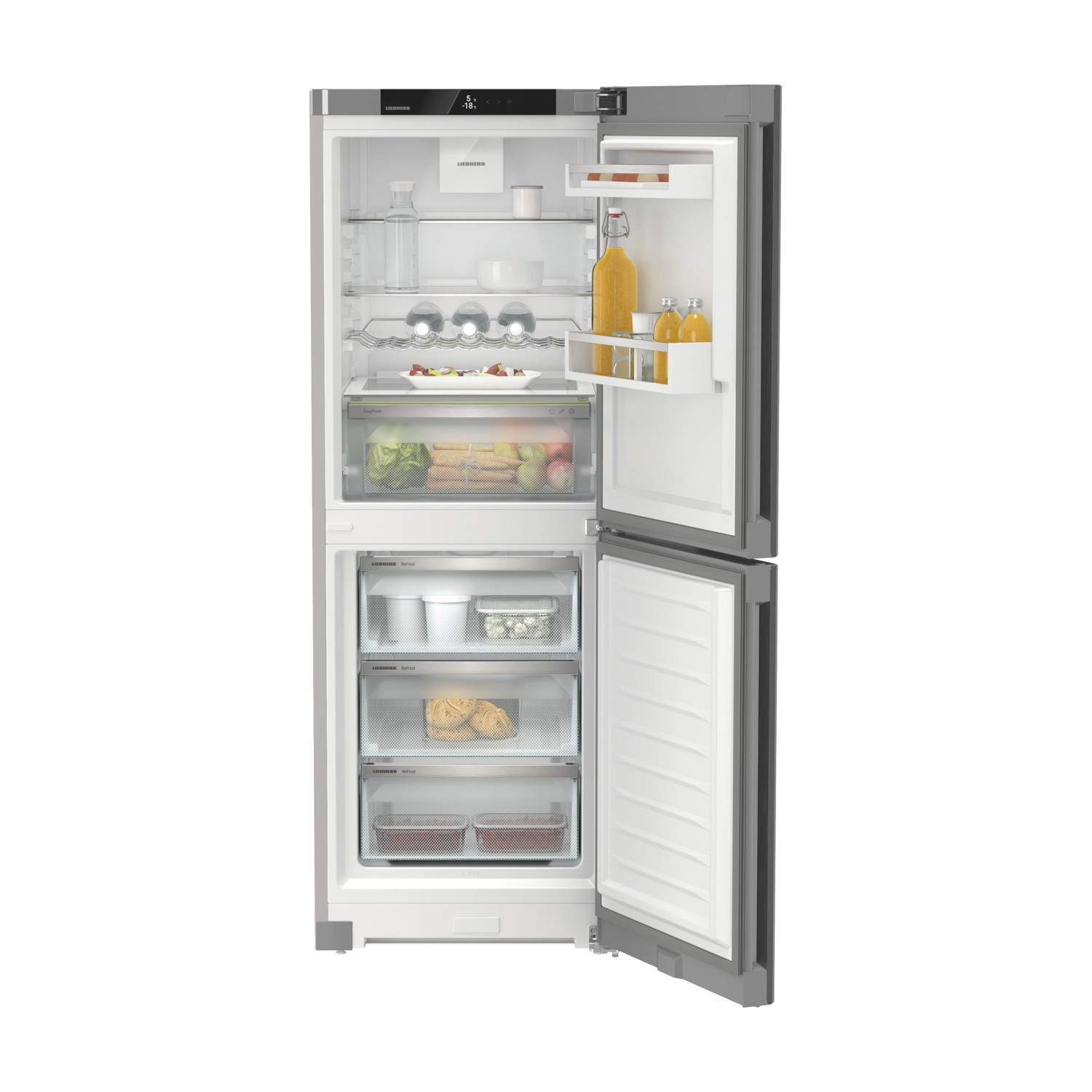 Un frigorifero con la porta aperta, che mostra ripiani con generi alimentari e un interno bianco.