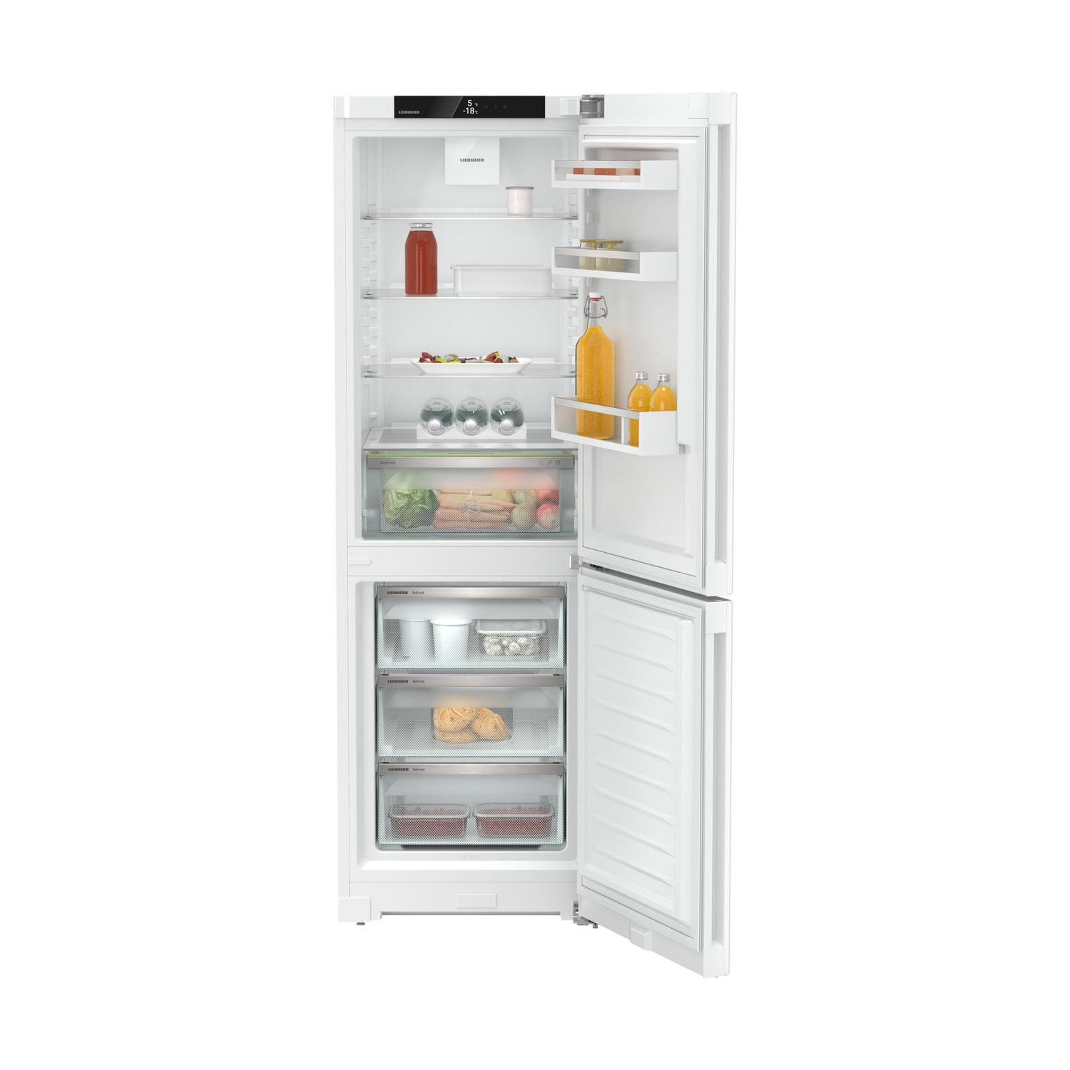 Un frigorifero bianco con la porta aperta, che rivela ripiani pieni di cibo e bevande.