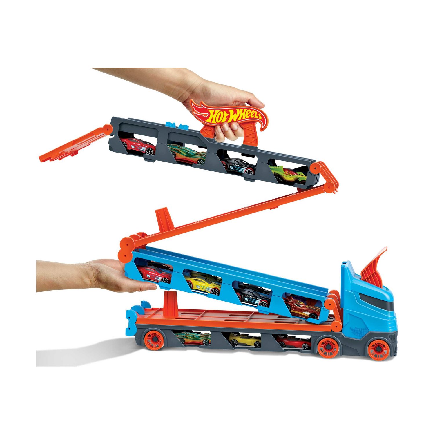 Mani che tengono un camion e un rimorchio giocattolo Hot Wheels, carichi di macchinine colorate. Il camion è blu e arancione.