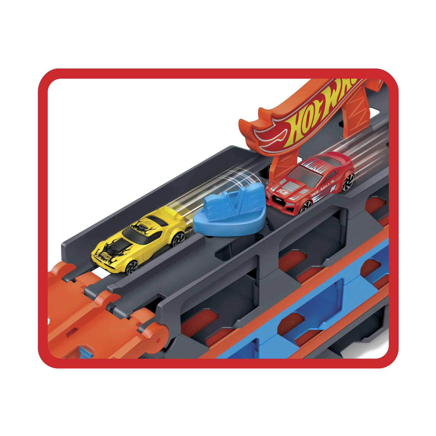 Due macchinine giocattolo corrono su una pista Hot Wheels. Una è gialla, l'altra rossa. La pista ha dettagli arancioni e blu.
