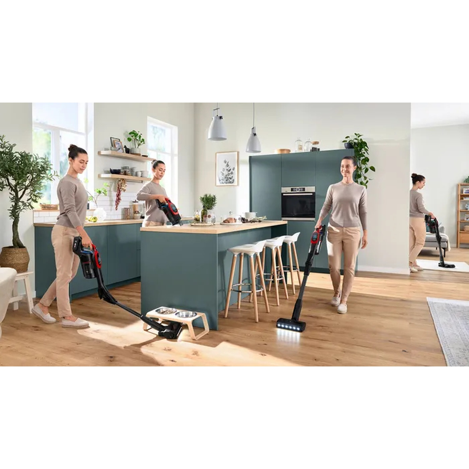 Diverse viste di una donna che utilizza un aspirapolvere senza fili in una cucina moderna.