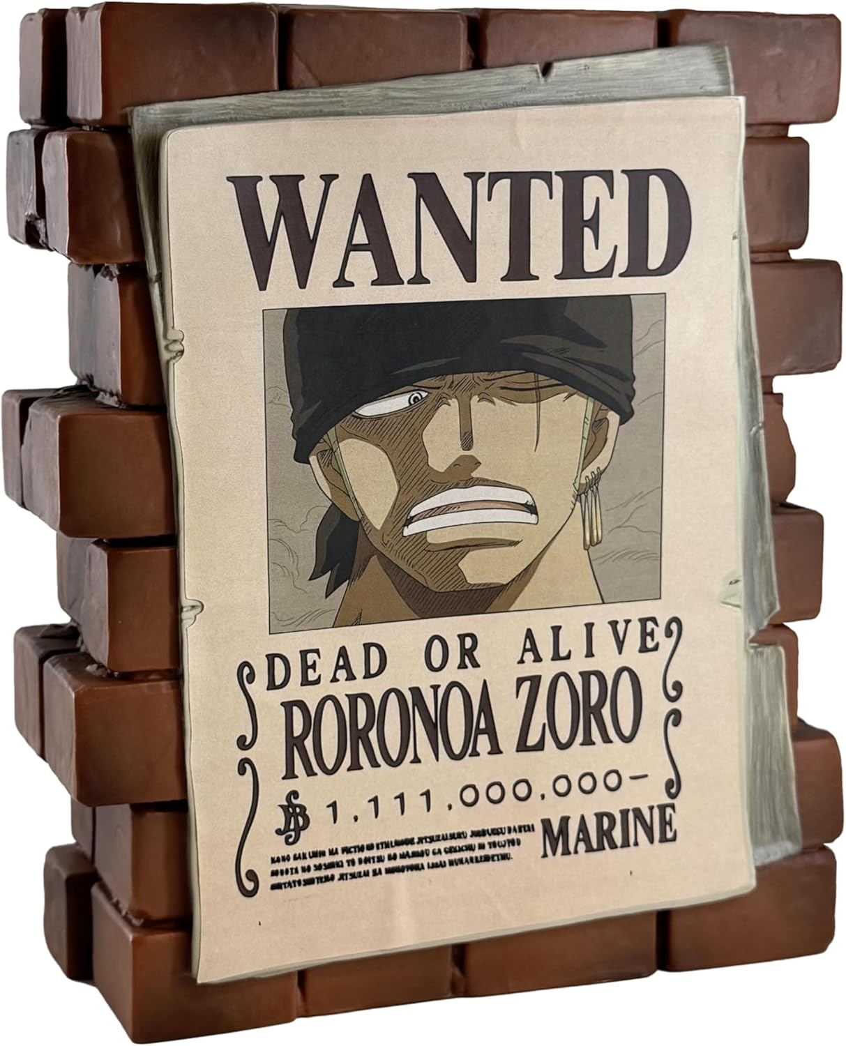 Gesuchter-Plakat mit Zoro von One Piece an einer Backsteinmauer.