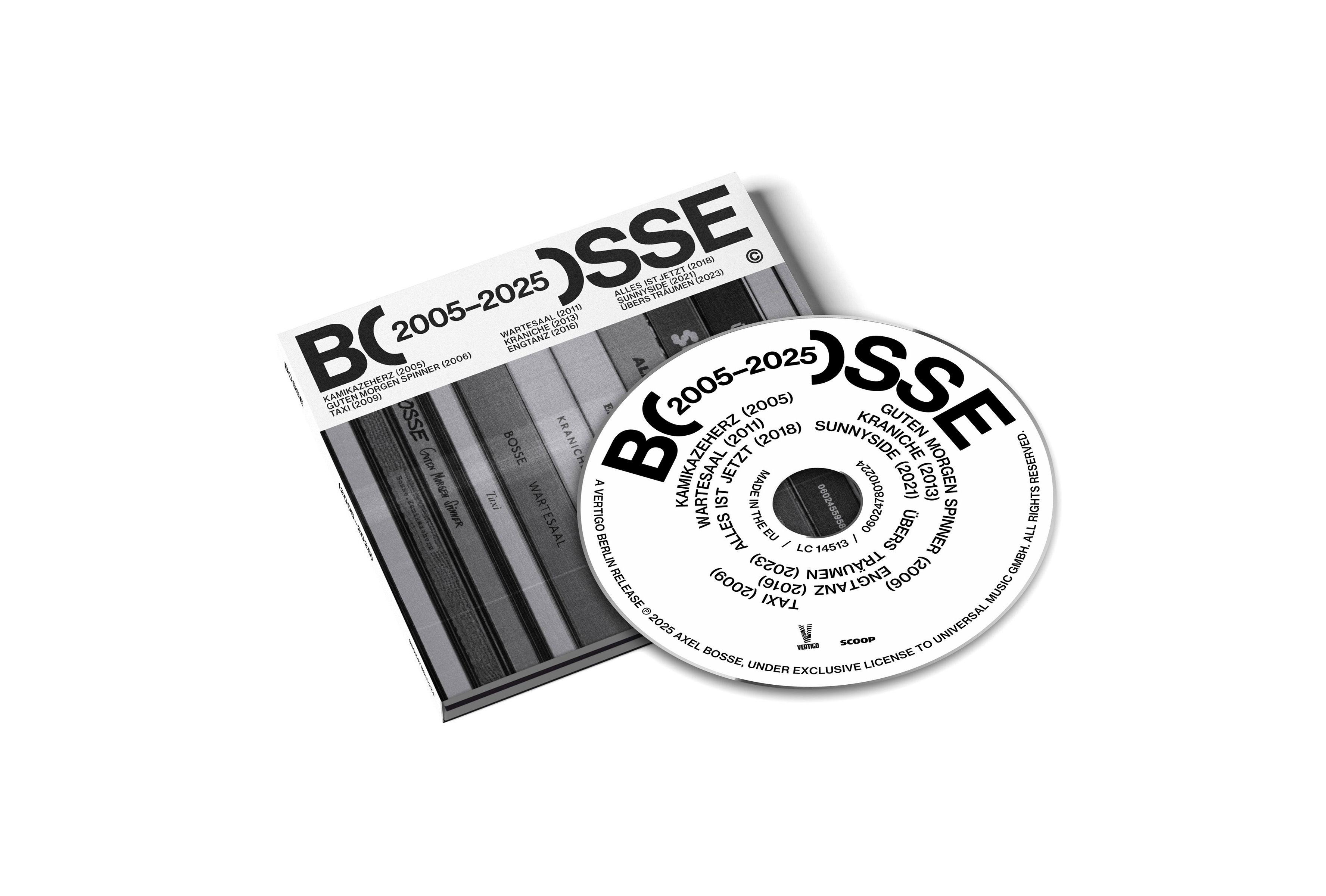 Eine CD-Hülle und -Disc. Die Hülle ist schwarz und weiß. Die CD hat Text und ein Logo.