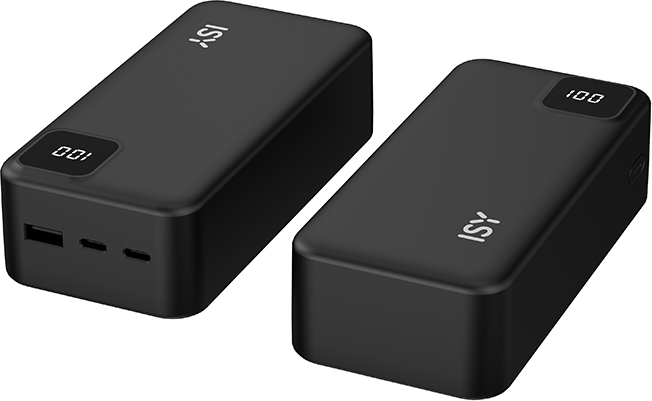Két fekete power bank digitális kijelzővel, amelyek százalékokat mutatnak, az ISY logóval.