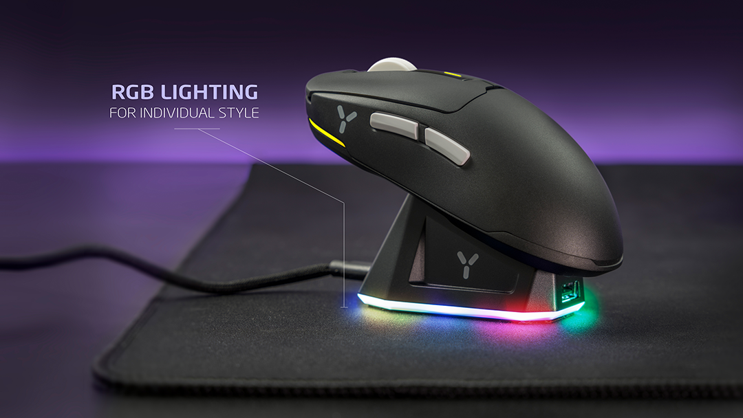 Fekete gamer egér RGB világítással. Az egér egy egérpadon van, töltőállomással.