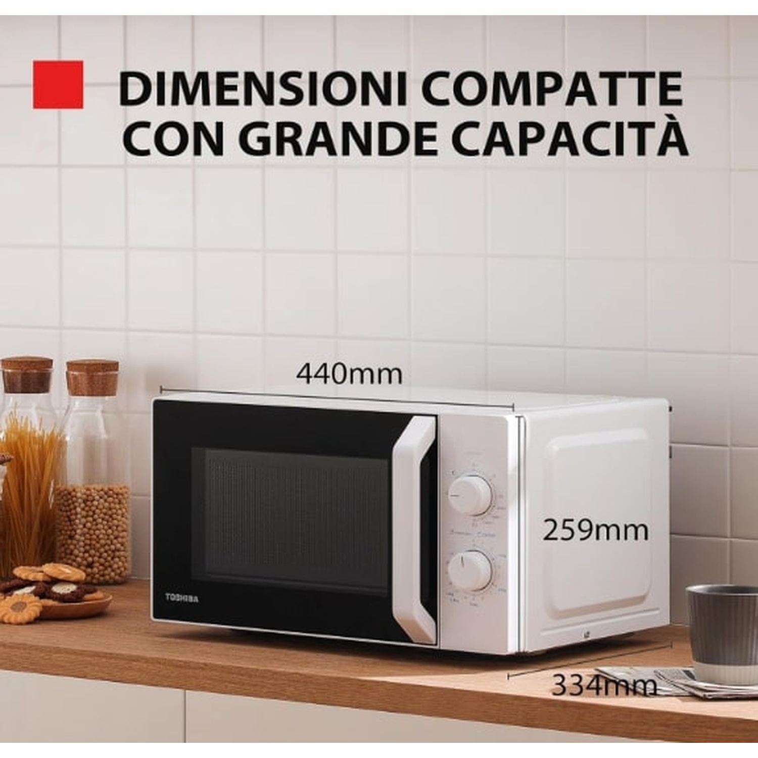 Microonde bianco su una superficie in legno con dimensioni e testo in italiano: Dimensioni compatte.