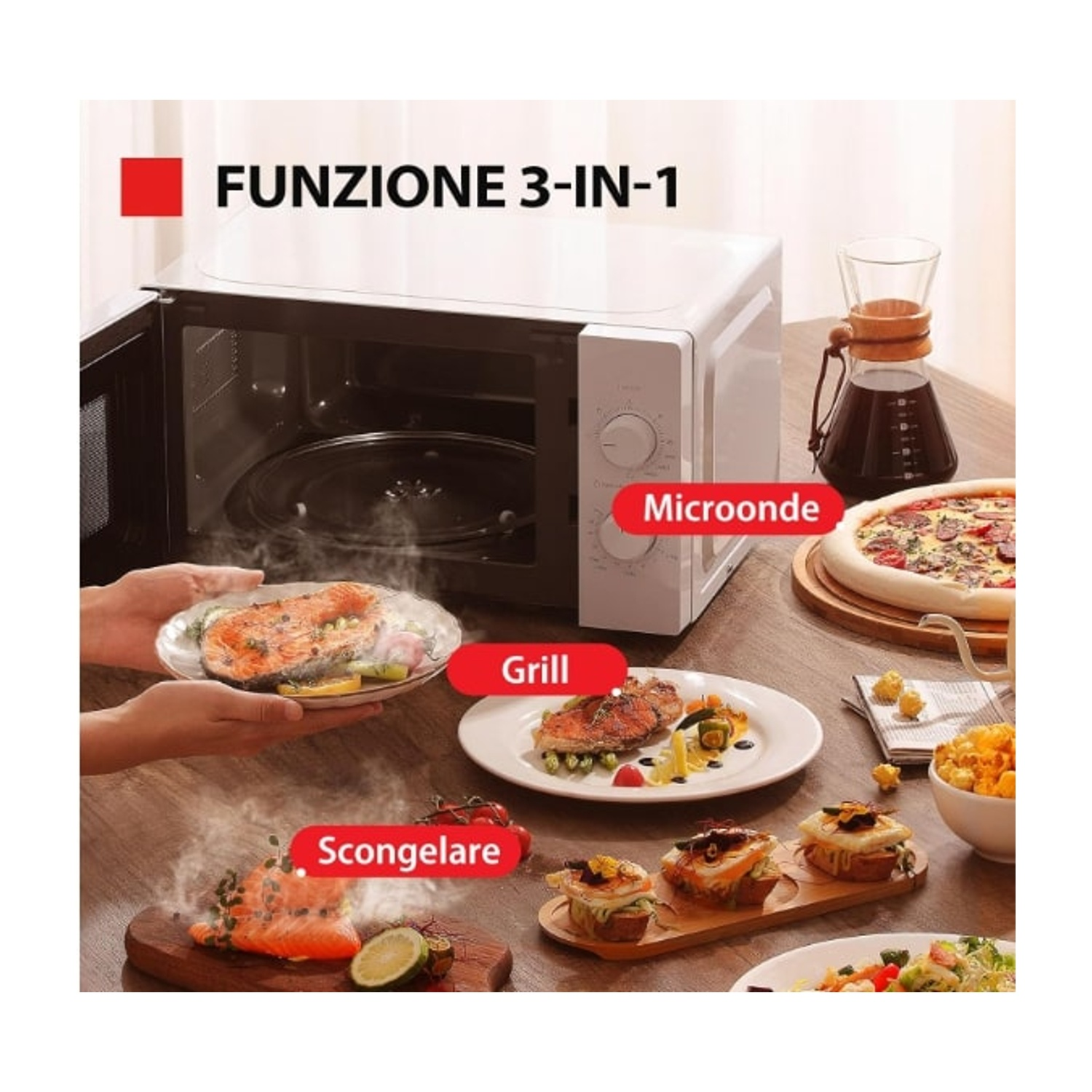 Forno a microonde con cibo nei piatti. Testo: FUNZIONE 3-IN-1. Altri cibi sul tavolo.