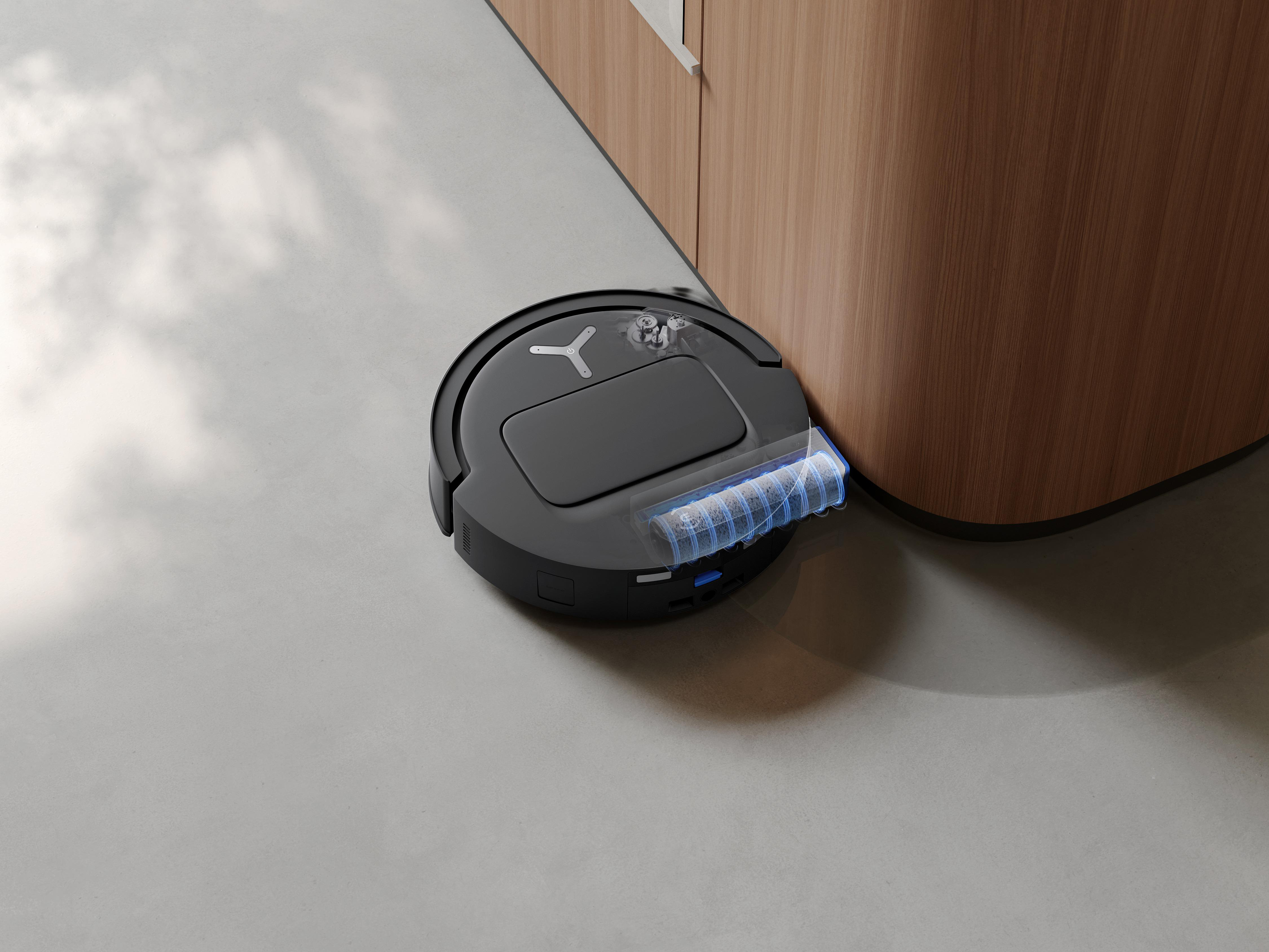 Ein schwarzer Roboter-Staubsauger reinigt den Boden neben einem Holzschrank.