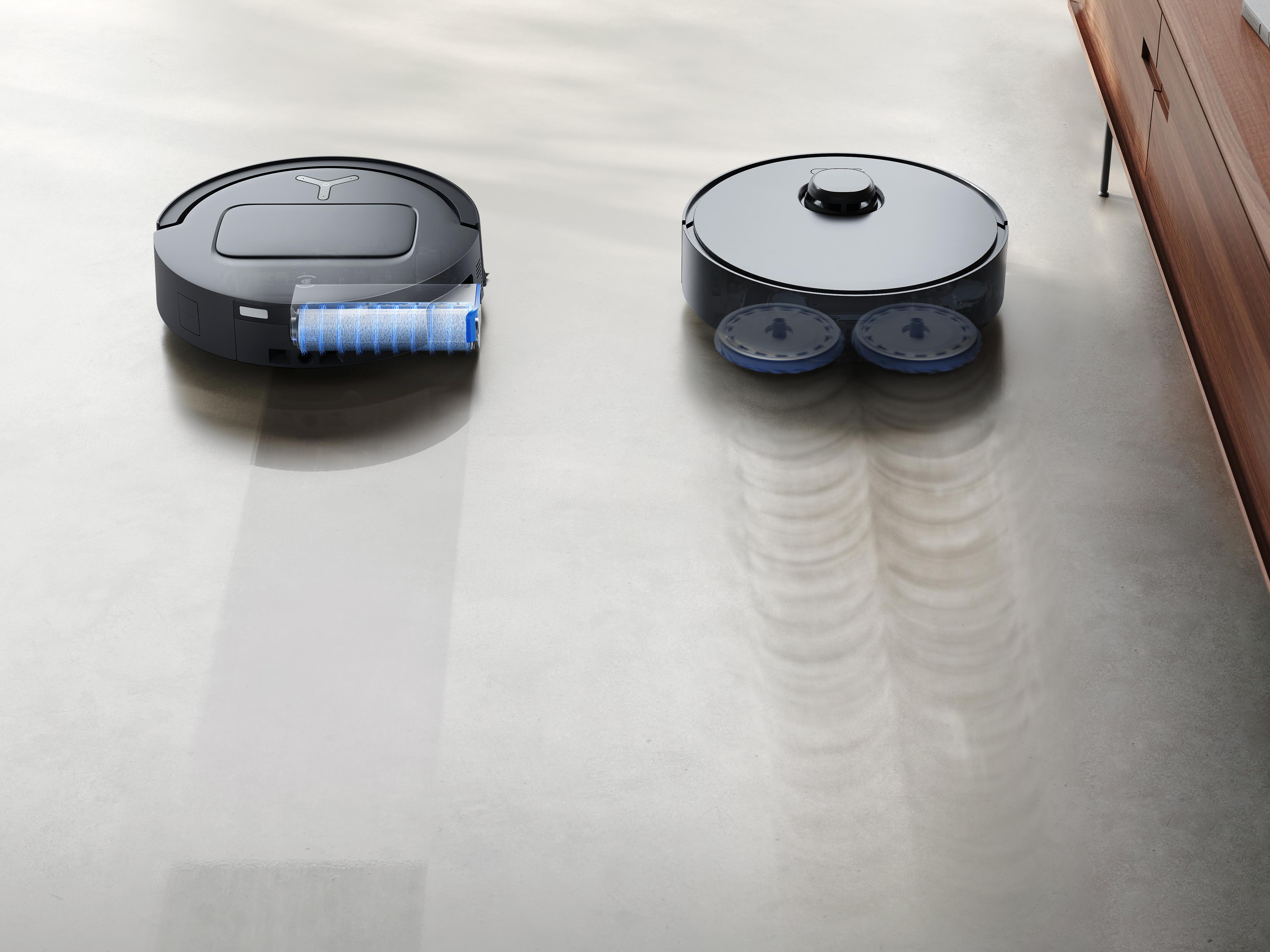 Zwei Roboter-Staubsauger, einer mit geöffnetem Batteriefach.