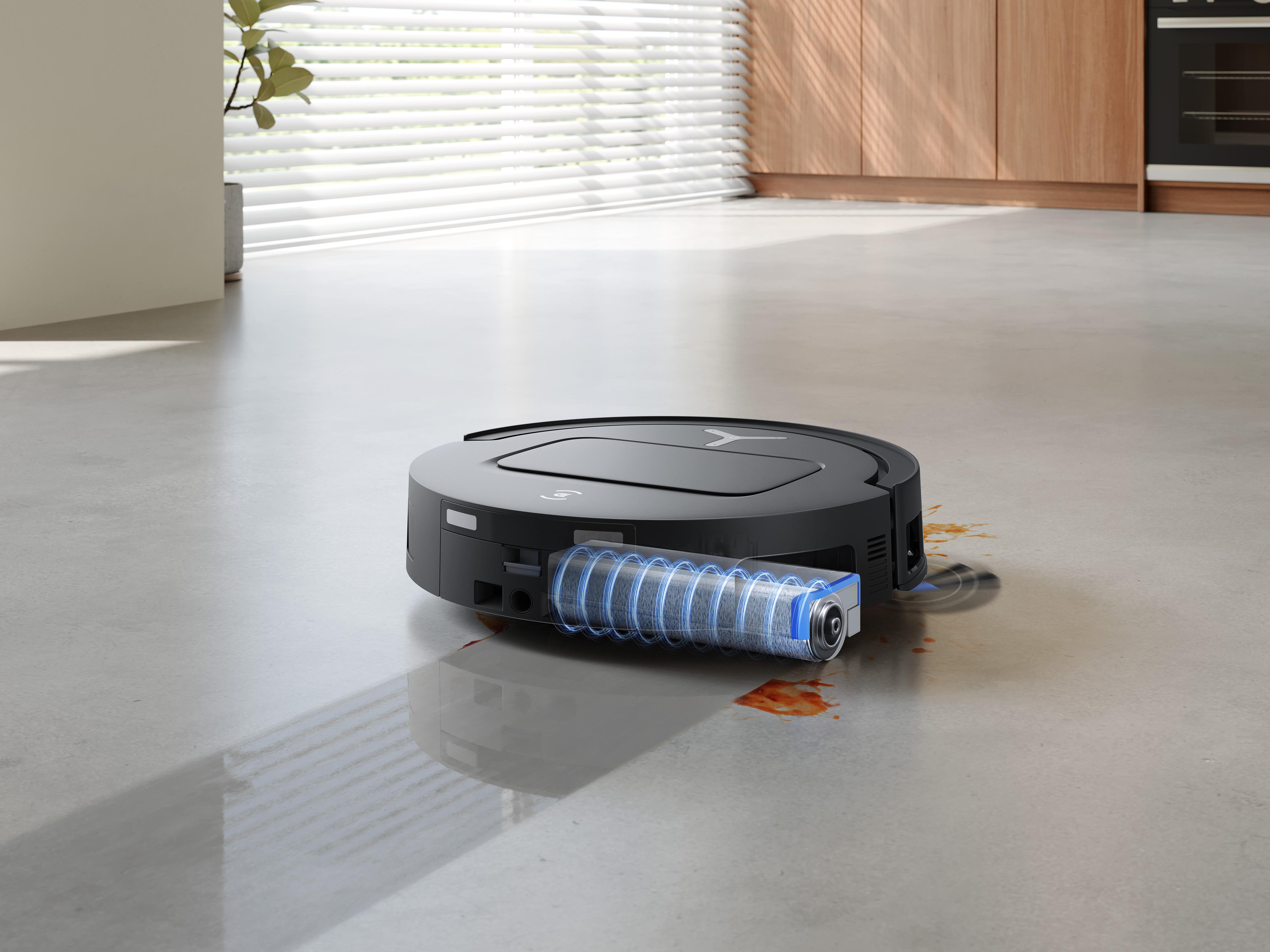Ein Roboter-Staubsauger reinigt einen Boden mit einem Fleck.