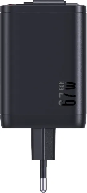 Ein schwarzes Ladegerät mit Stecker wird vertikal gezeigt. Es hat eine 67W und GaN Beschriftung.