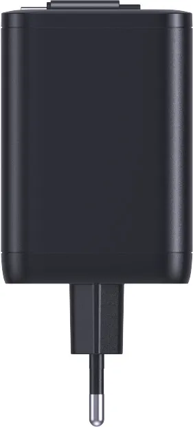 Ein schwarzes Wandladegerät mit Stecker, von vorne betrachtet.