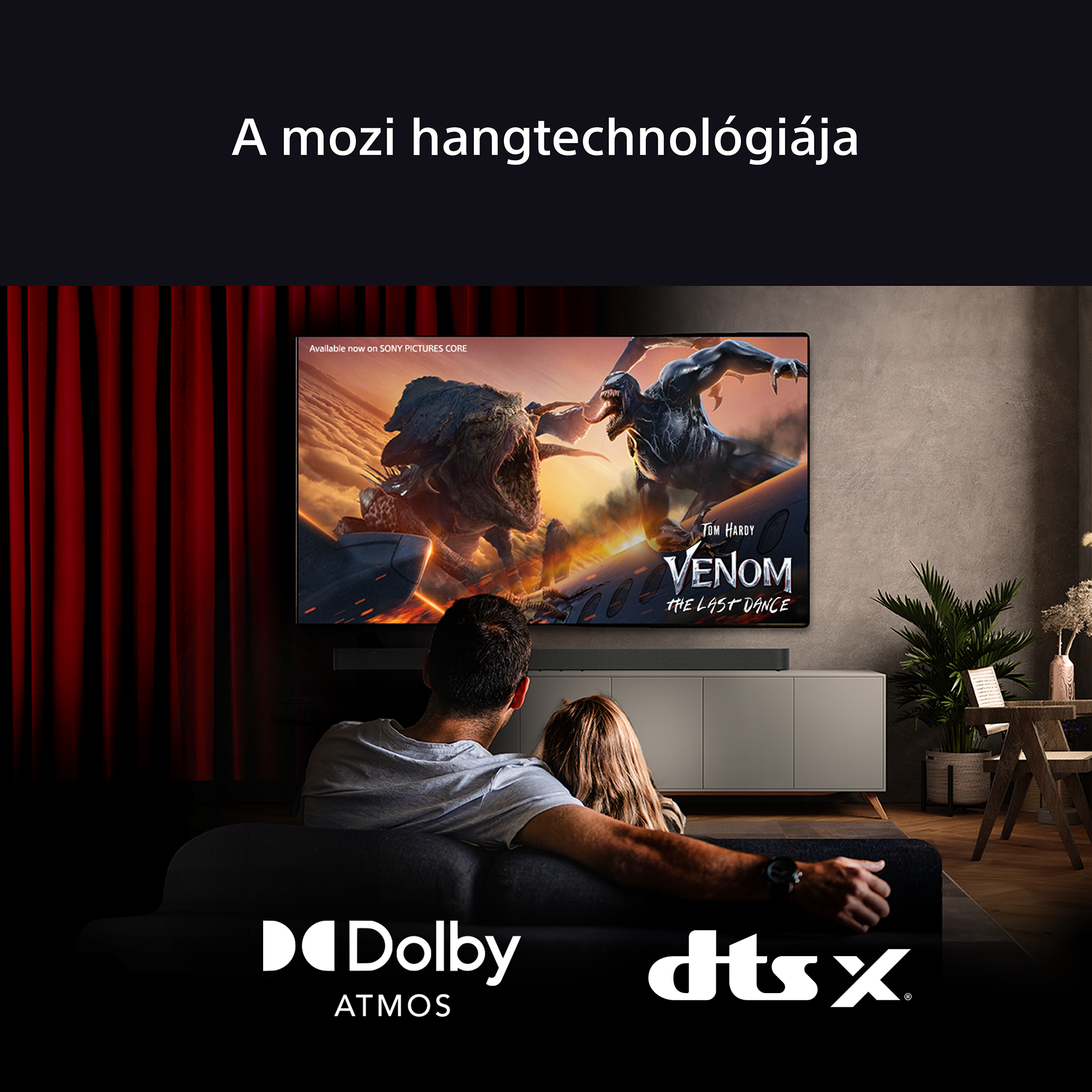 A TV képernyőjén egy filmjelenet látható egy családdal a kanapén.