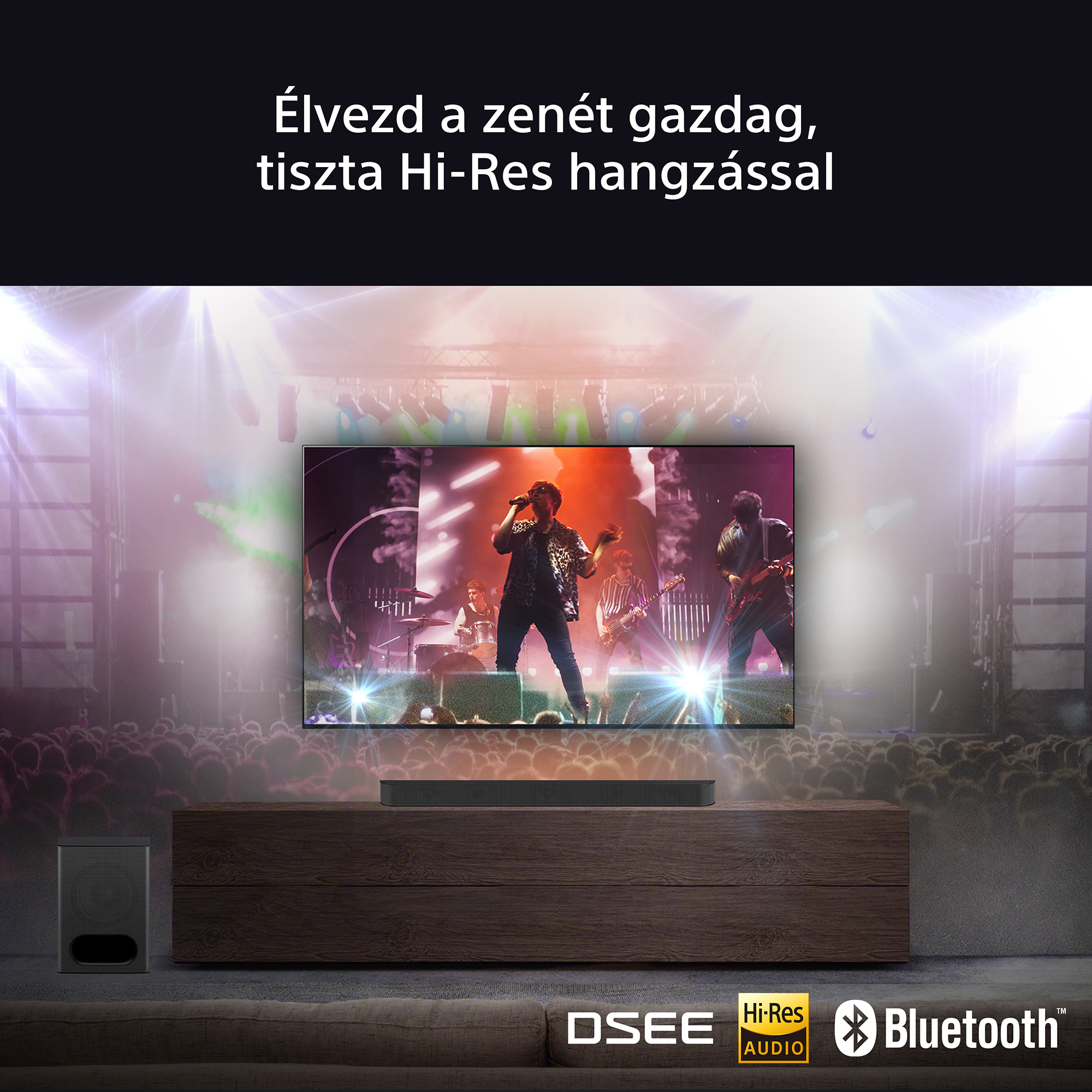 A TV egy koncertjelenetet jelenít meg zenészekkel. A képernyő alatt egy soundbar és egy mélynyomó található.