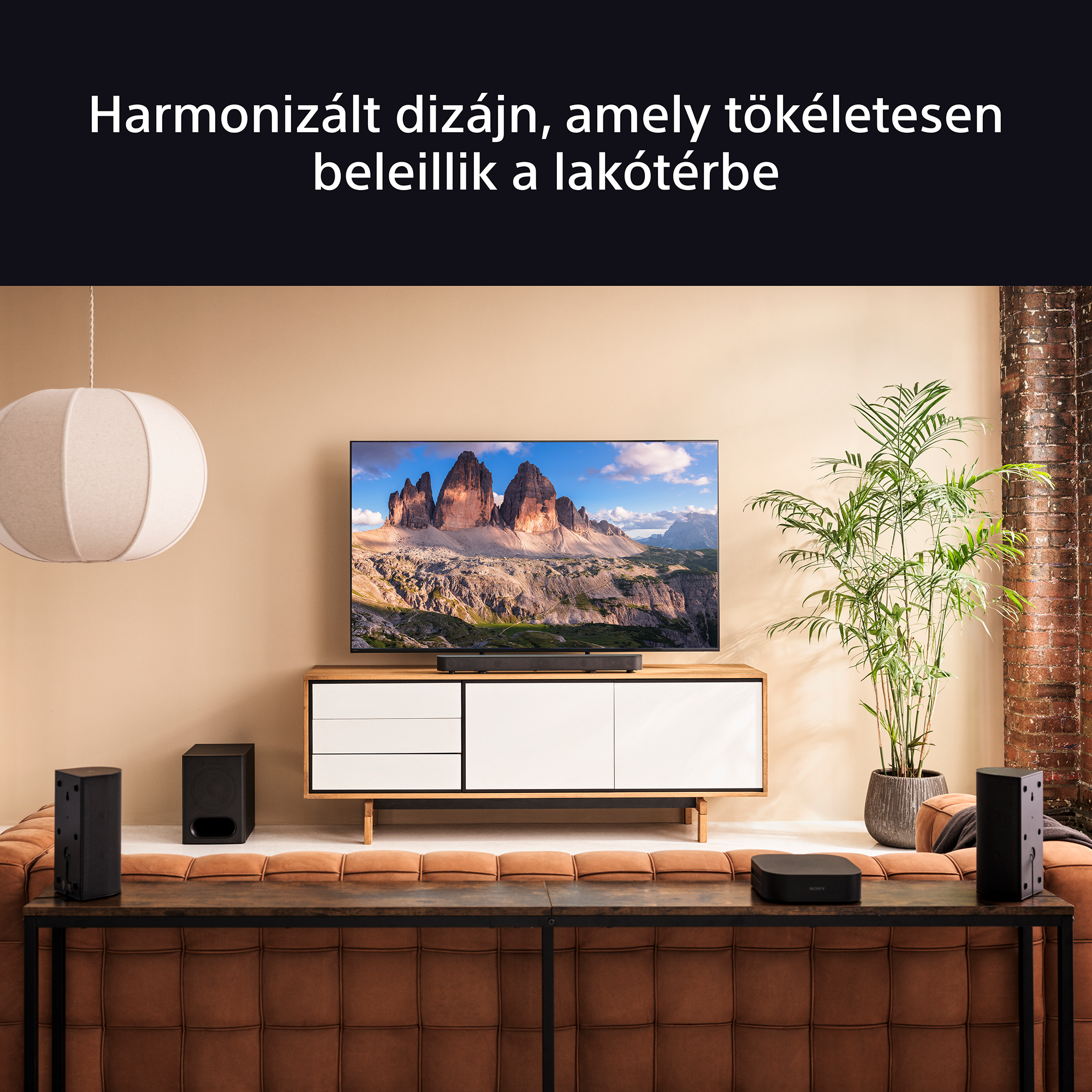 Nappali TV-vel, soundbarral, hangszórókkal és dekorációval. A szöveg: 'Harmonizált design'.