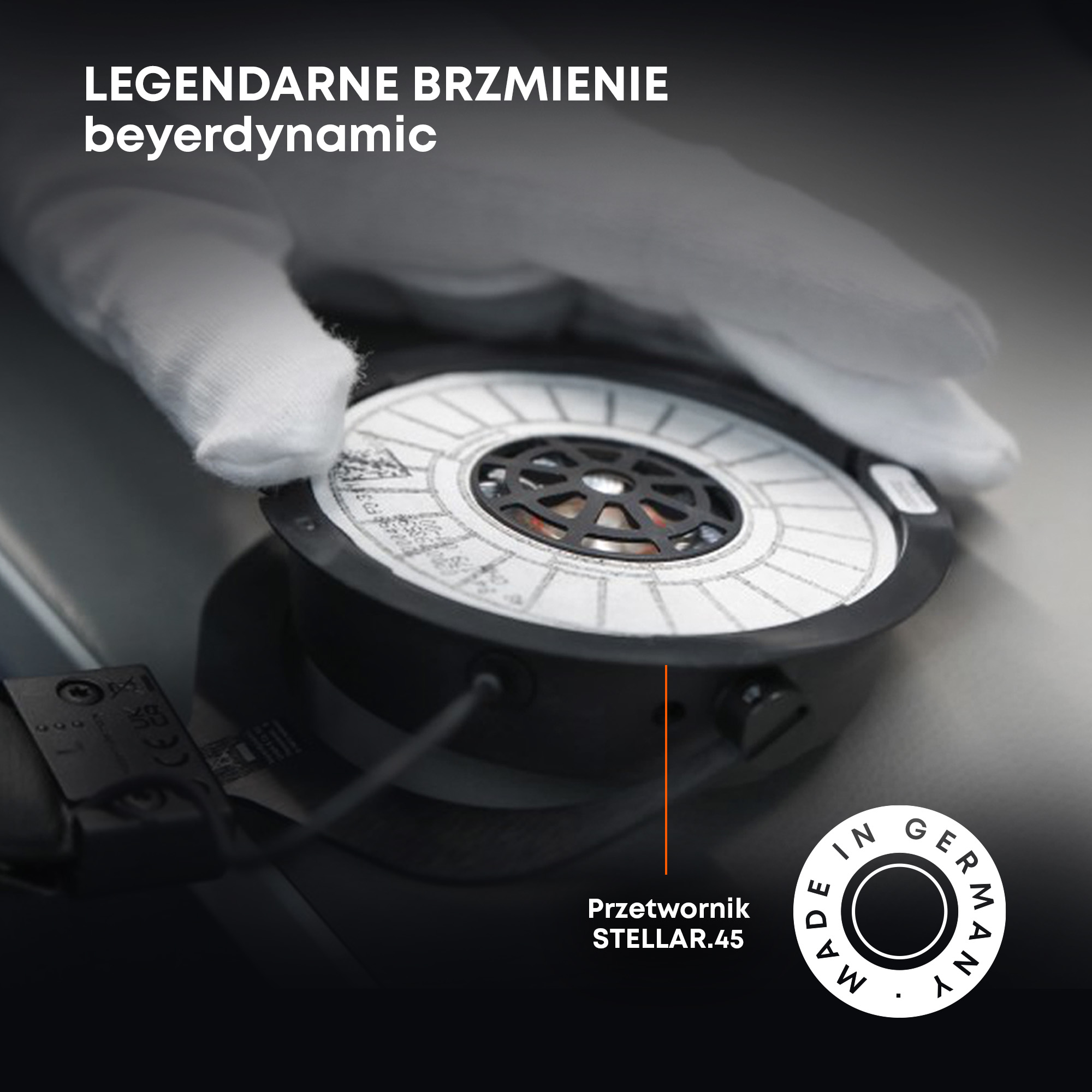 Zbliżenie przetwornika słuchawek z logo i tekstem.