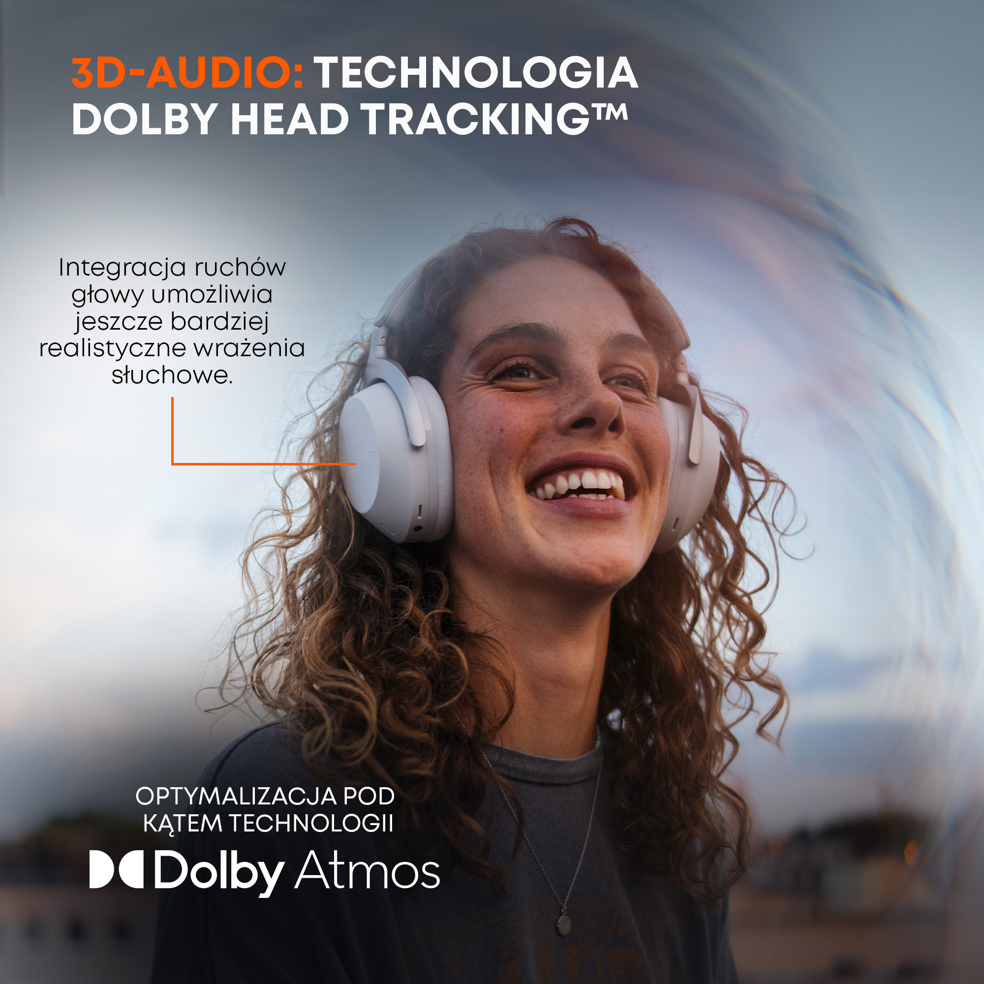 Kobieta w białych słuchawkach, uśmiechnięta. Tekst: 3D-AUDIO: DOLBY HEAD TRACKING™ i Dolby Atmos.