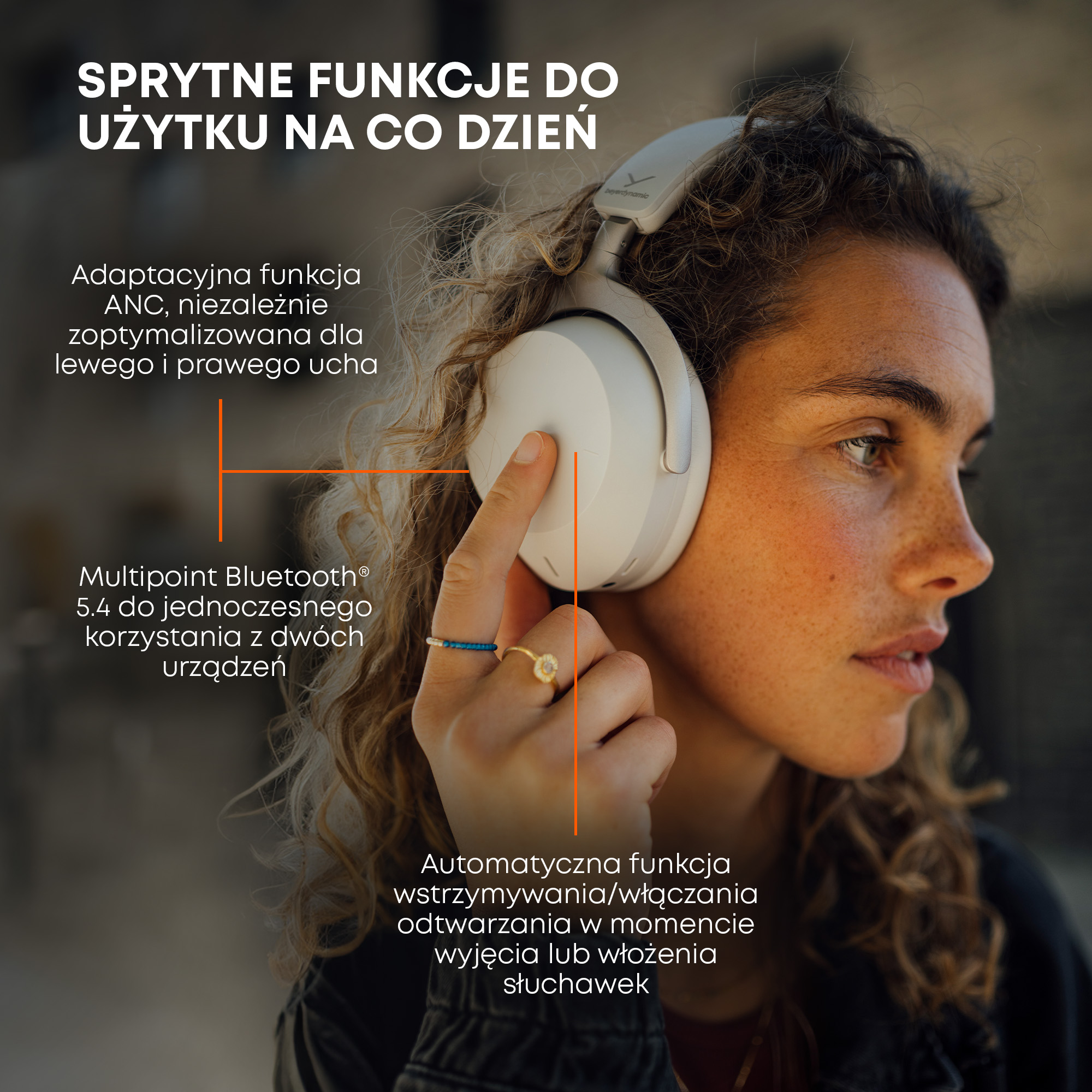 Kobieta ze słuchawkami i telefonem. Telefon pokazuje interfejs aplikacji.