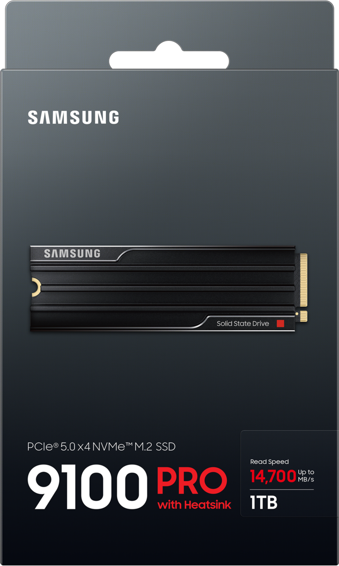 Un SSD Samsung noir dans une boîte. La boîte montre le SSD et son nom.