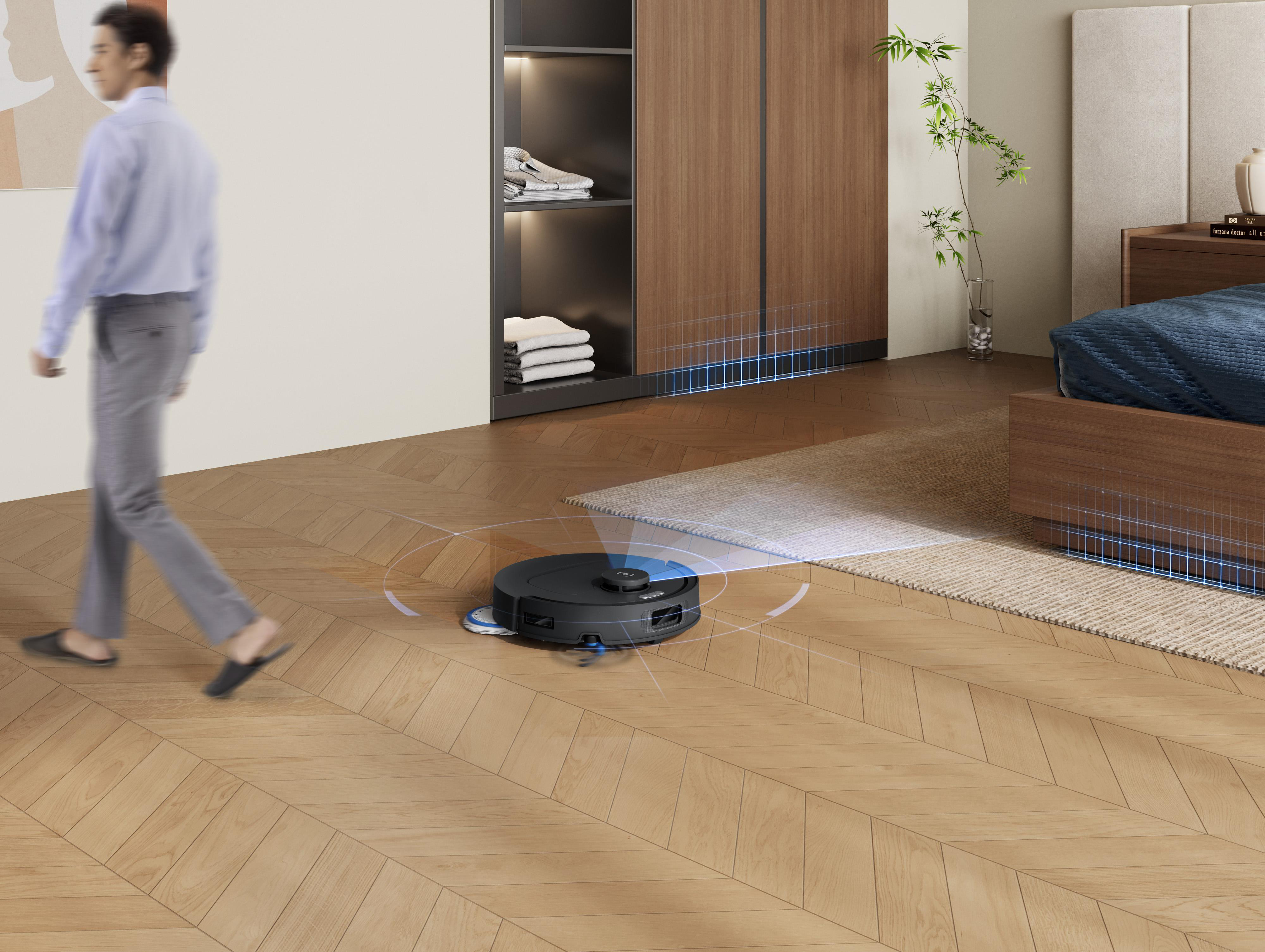 Roboter-Staubsauger auf Holzboden, Mann im Hintergrund. Schlafzimmer-Setting, modernes Design.