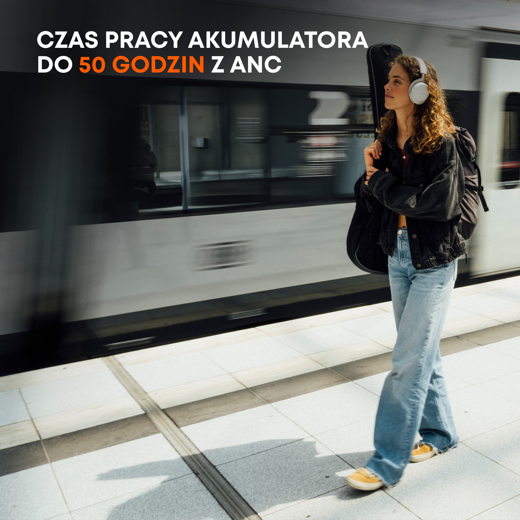 Kobieta w słuchawkach idzie po peronie, w tle przejeżdża pociąg. Tekst: do 50 godzin pracy na baterii z ANC.